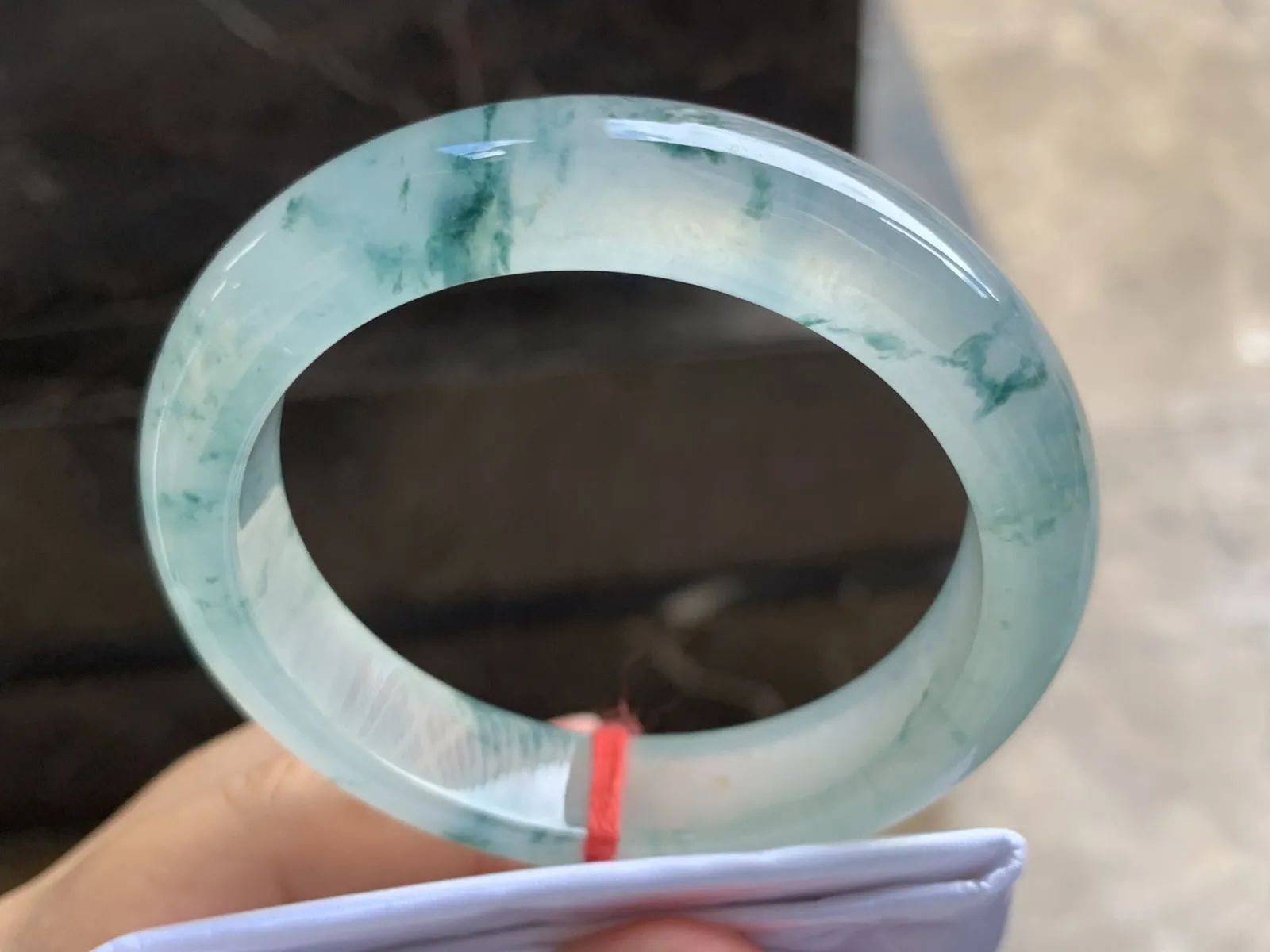 55.5-2.6-8.6mm
冰种飘花手镯 冰透起光 花色灵动
