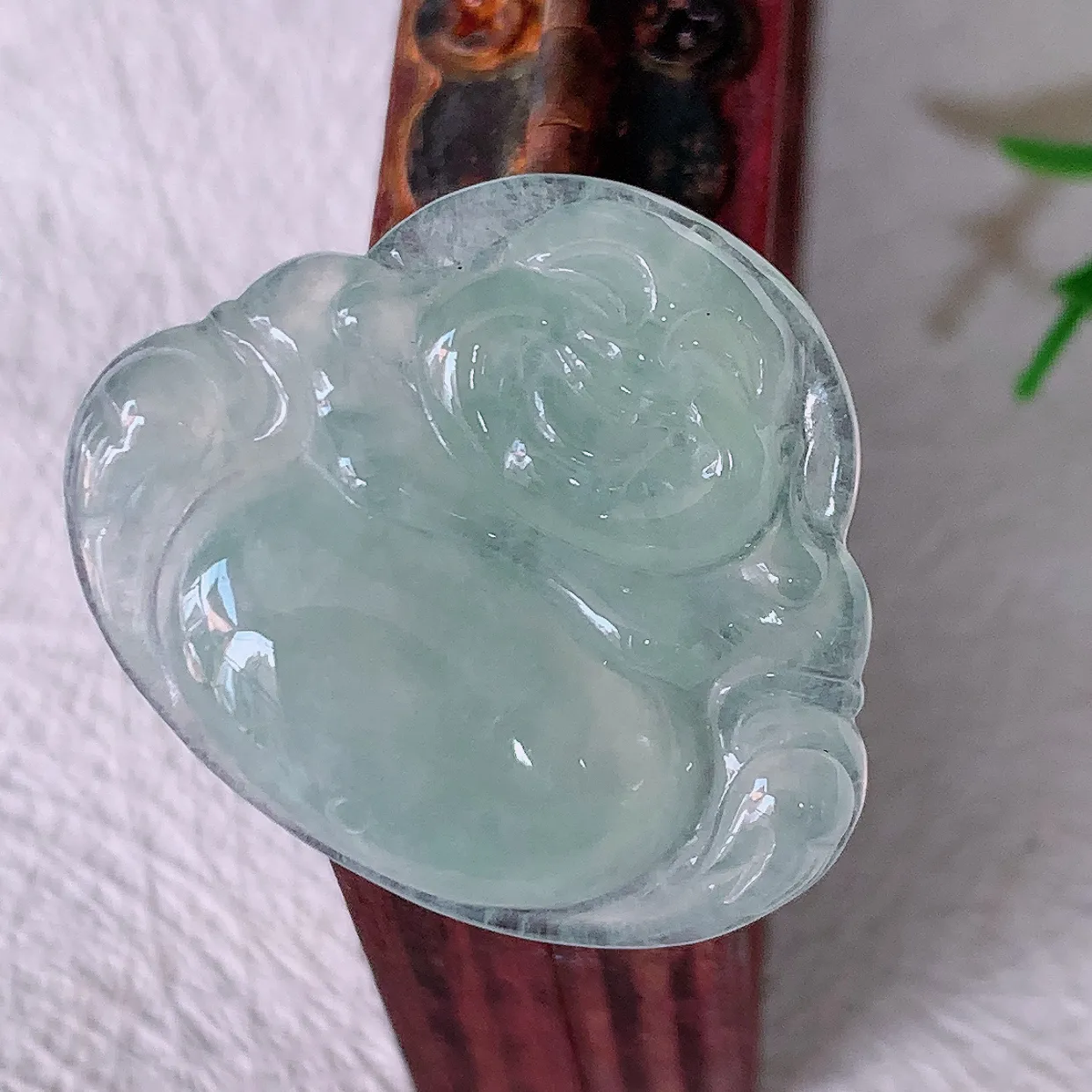 自然光实拍，冰种翡翠佛公，水灵起胶，翠色迷人，佛公在心中，一生平安，饱满圆润，开怀大笑佛公，配戴灵气十足！#57.13