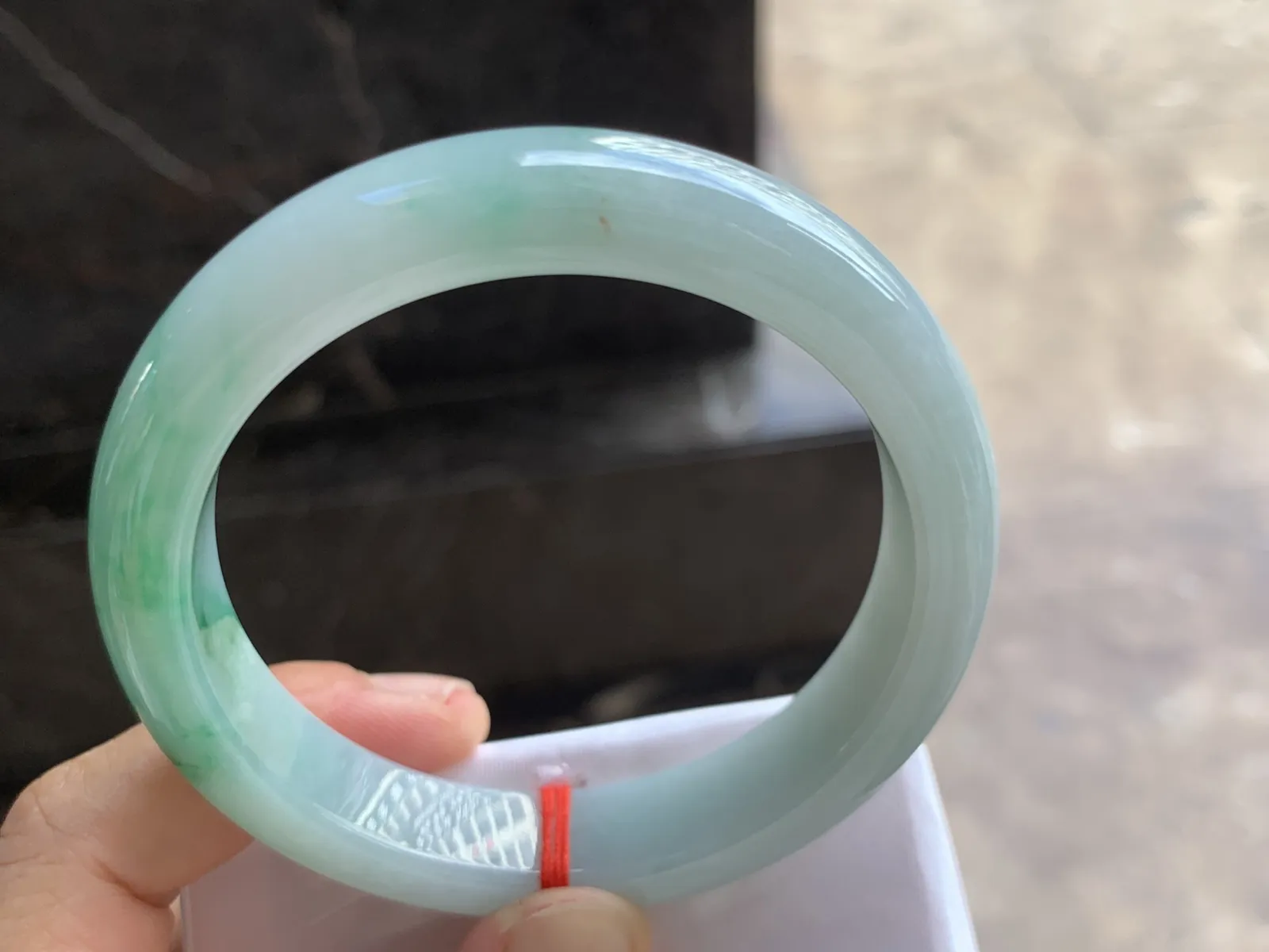58-12.8-9.2mm
带色手镯 底子细腻干净 一抹绿很漂亮