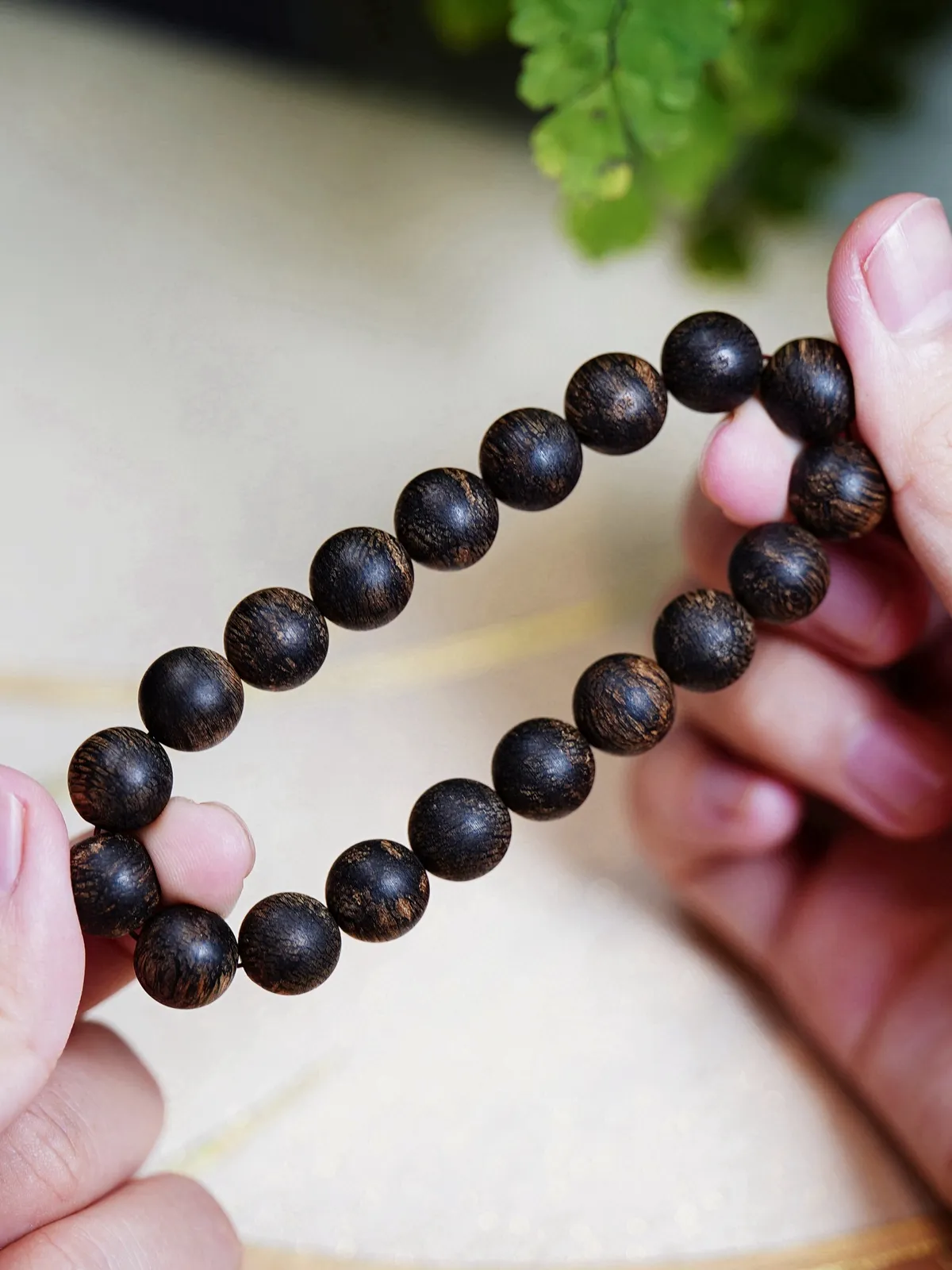 【文莱软丝黑棋·沉水 10mm】11.6 克

软丝油脂如膏似脂，在光下泛着乌润的光泽，指尖划过，是