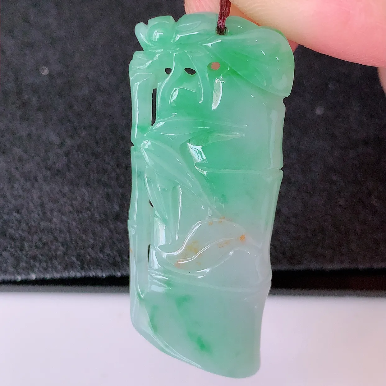 自然光实拍，冰润黄加绿翡翠竹节吊坠。竹节寓意“节节高，官运亨通，前程似锦，水润莹泽，清秀高雅，佩戴精