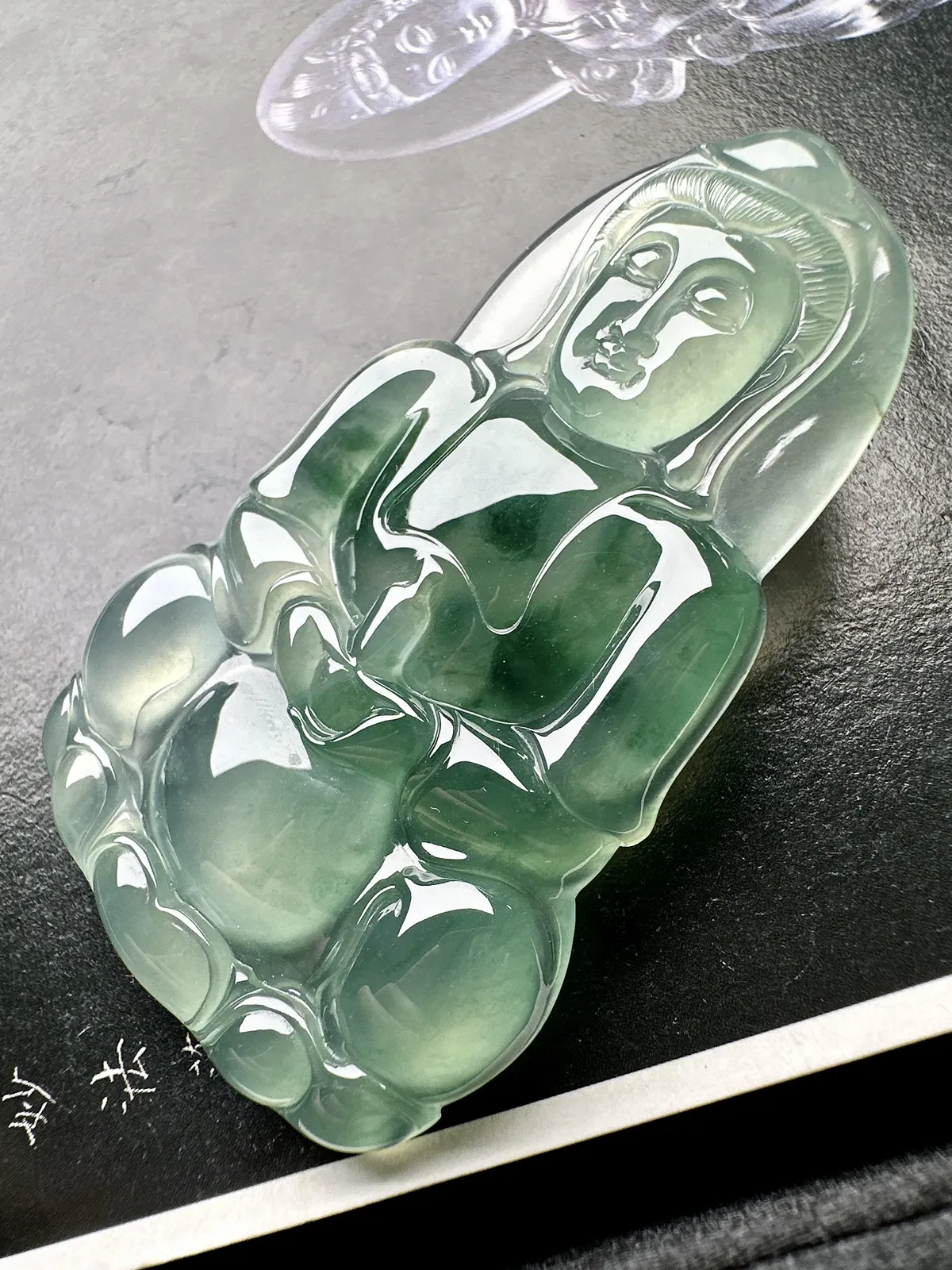 【冰种飘花观音】质地细腻，通透度上佳，冰感十足，适合佩戴
