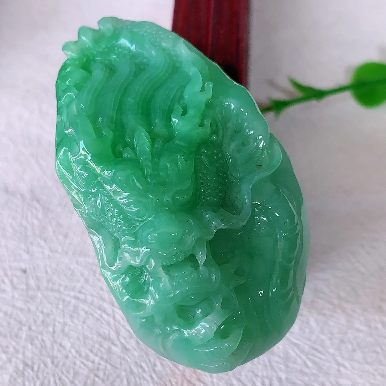 自然光实拍，精雕满绿翡翠龙牌吊坠，龙行天下，雕工立体精湛，翡翠龙牌，种老水足，配戴霸气时尚，值得收藏!#57.13