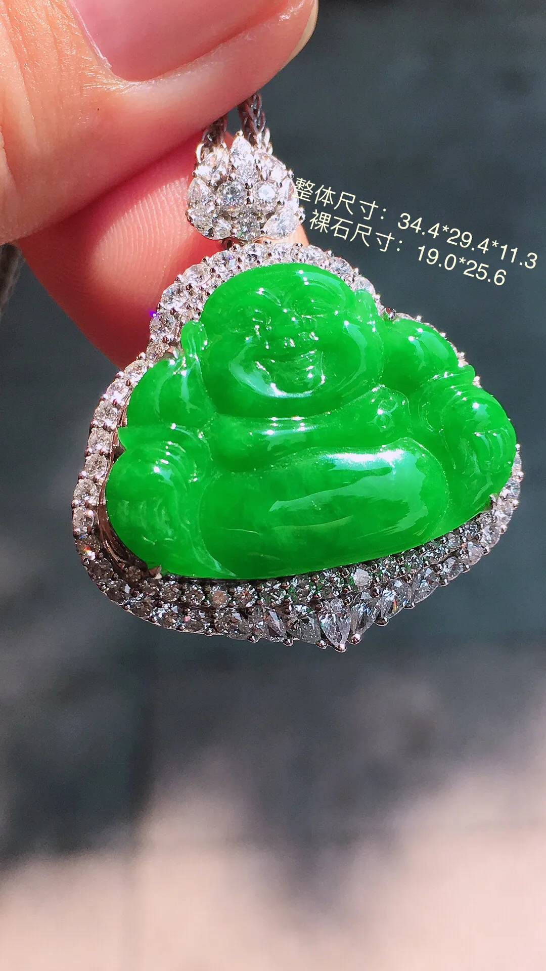 阳绿佛公吊坠，色泽均匀艳丽，玉质细腻，荧光感超
强，饱满圆润，尽显优雅气质，18k
金豪华镶嵌