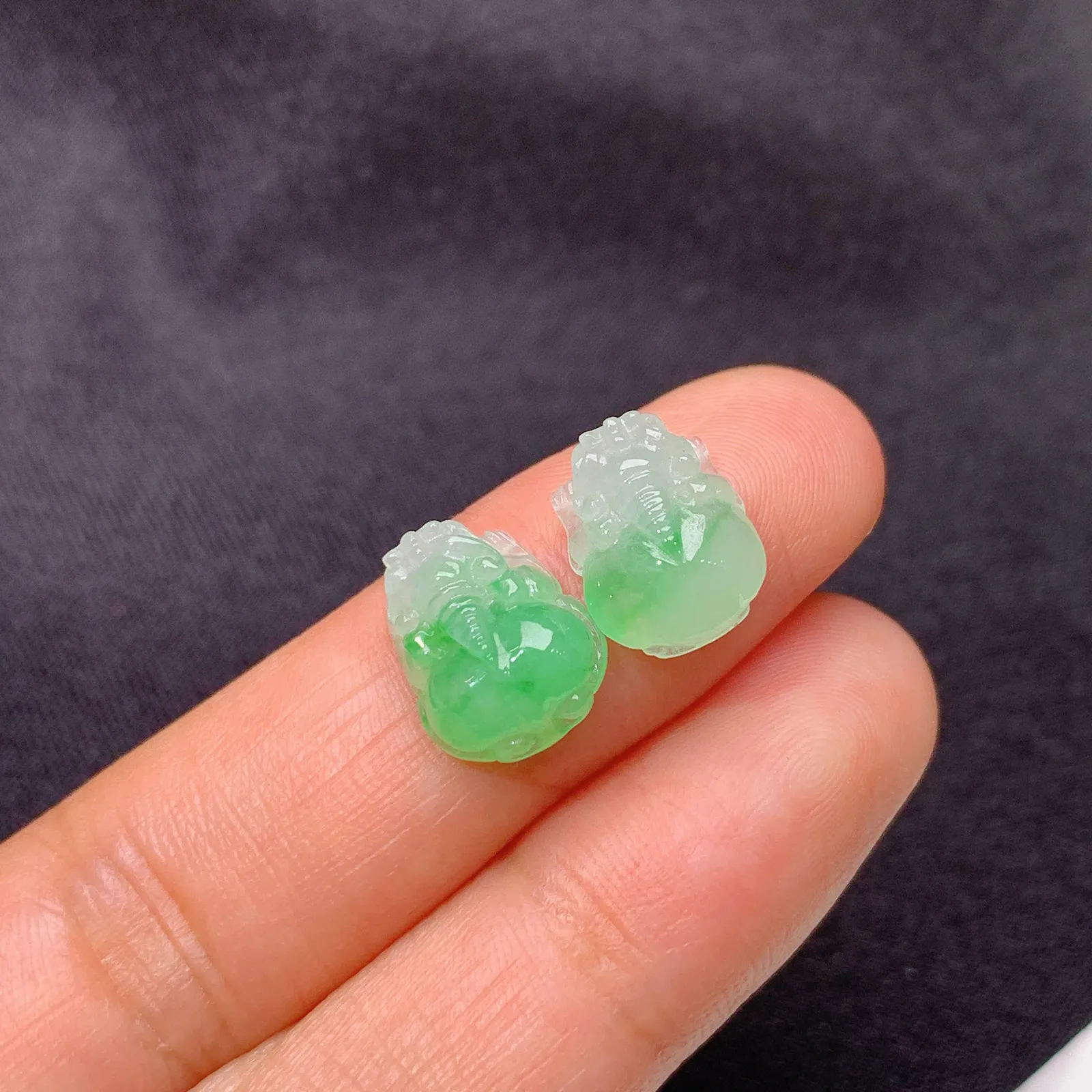 冰飘绿貔貅一对，镶嵌佳品，冰润细腻，种水足 尺寸11*8.2*4.2