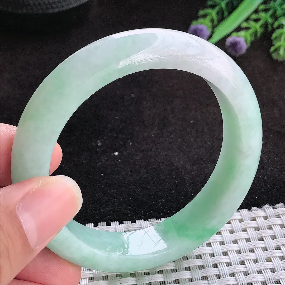 自然光55/13.7/8.8老坑精美温润飘绿手镯玉镯子美人镯手环
