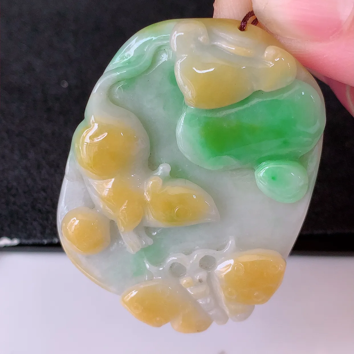 自然光实拍，冰润黄加绿翡翠生肖鼠牌吊坠，种老水足，雕工精湛 ，寓意美好，佩戴时尚出众！#87.13