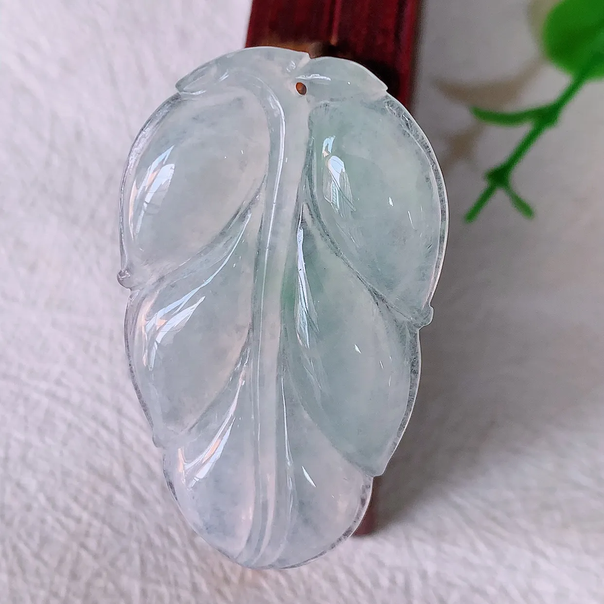 自然光实拍，冰种飘花翡翠事业有成叶子吊坠，莹润且起胶，叶子清秀优雅，佩戴大业有成！#57.13