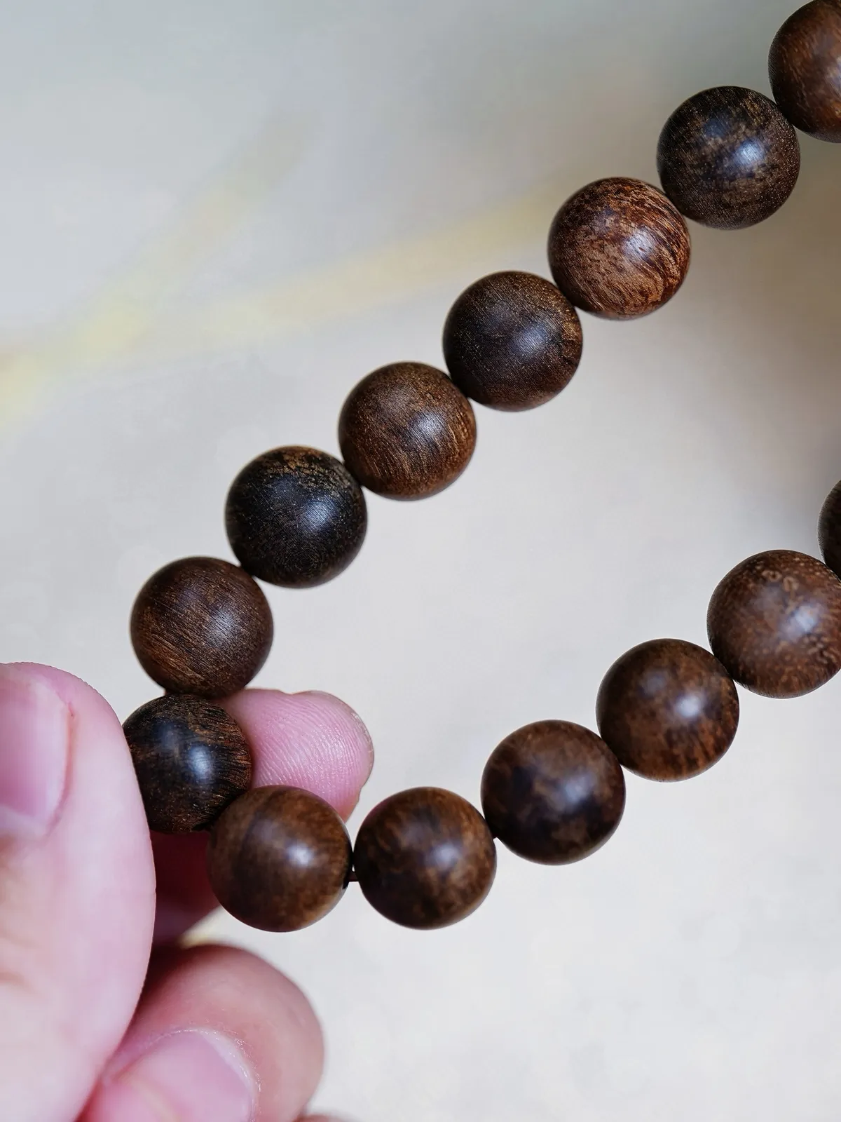 【达拉干沉水·10mm】11.6 克
精选老料，油脂饱满，触之温润如脂，光线下漾着琥珀般的内敛光泽。
香韵初闻是清冽穿喉的凉意，像山涧清泉破石而出，瞬间驱散沉闷，醒脑提神；转瞬，醇厚奶香自凉意中漫溢，带着脂感的绵密厚重，与清冽交织出奇妙平衡，温柔里透着沉稳；尾调里，木质的沉静与甘甜渐显，偶尔掠过一丝若有似无的花香，层次丰富，沁人心脾。
它低调得恰到好处，却在细微处藏着懂行人才识得的讲究——是腕间静静流淌的雅意，亦是时光慢慢沉淀后，馈赠予人的一缕暗香。