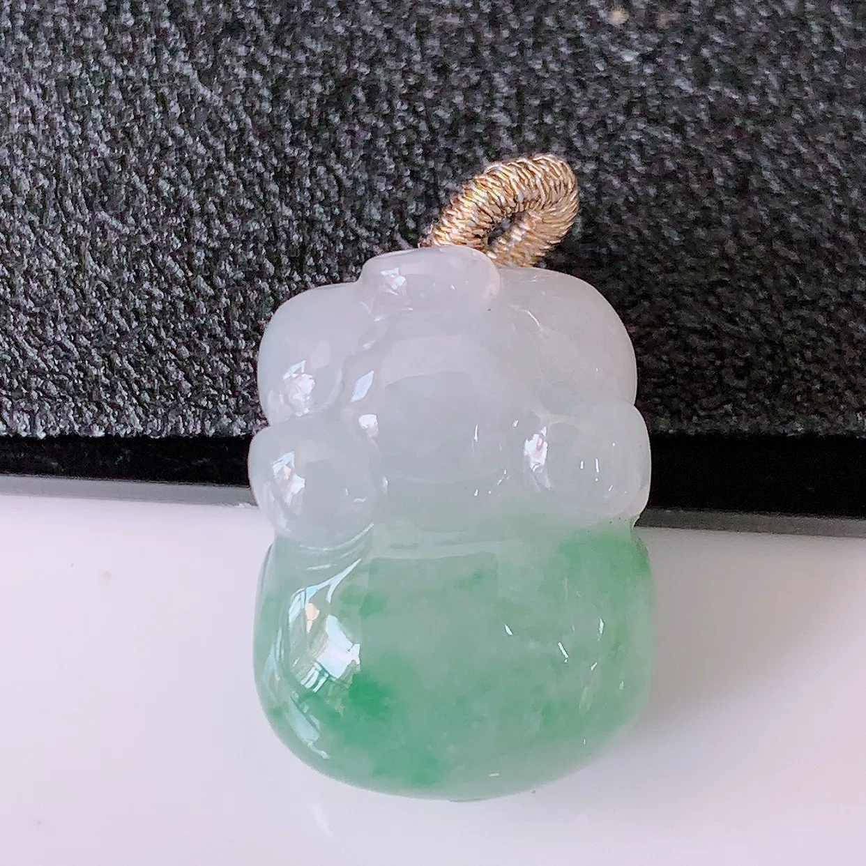 自然光实拍，冰润飘绿翡翠生肖招财猪吊坠，种老水足，雕工精湛 ，寓意美好，佩戴时尚出众！#3.13