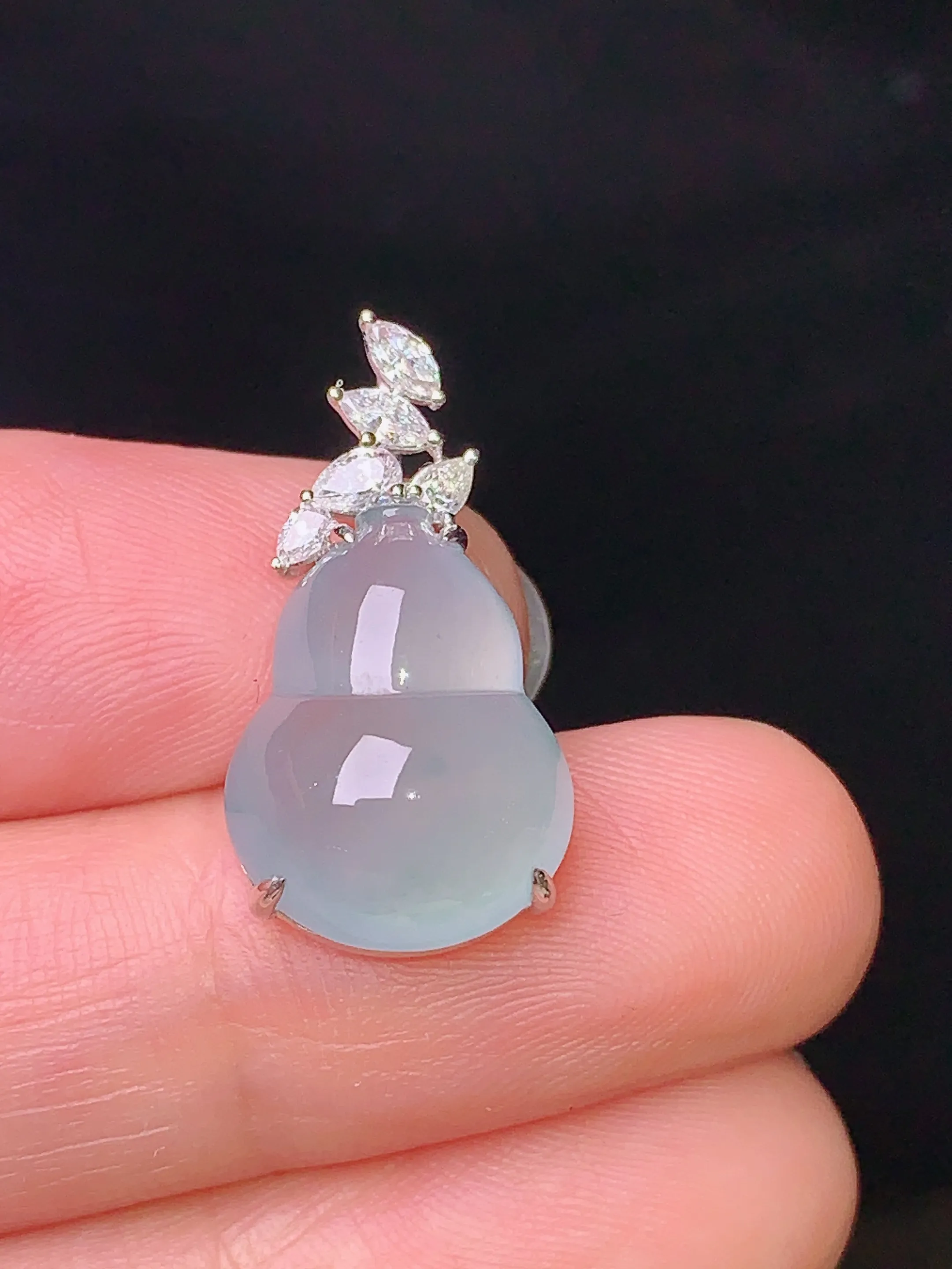 18k金钻镶嵌冰种葫芦吊坠 玉质细腻 色泽清新艳丽 整体尺寸23*12*7