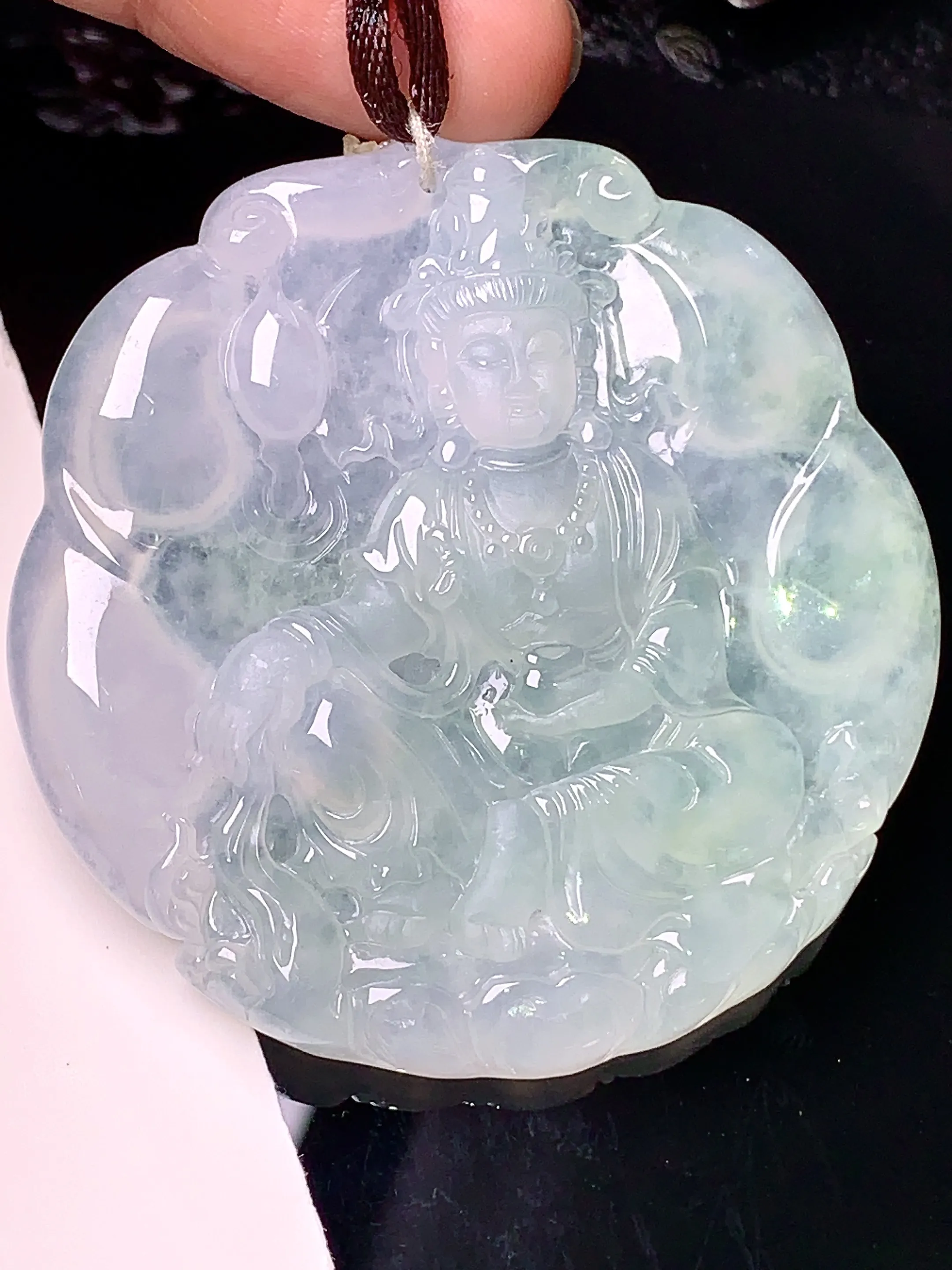 飘绿观音吊坠 玉质细腻 色泽清新艳丽 整体尺寸52.5*6