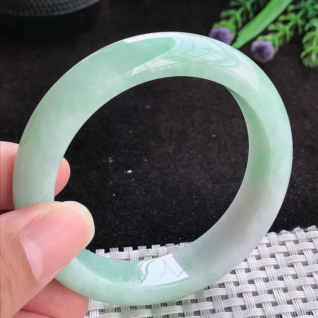 自然光55/13.7/8.8老坑精美温润飘绿手镯玉镯子美人镯手环