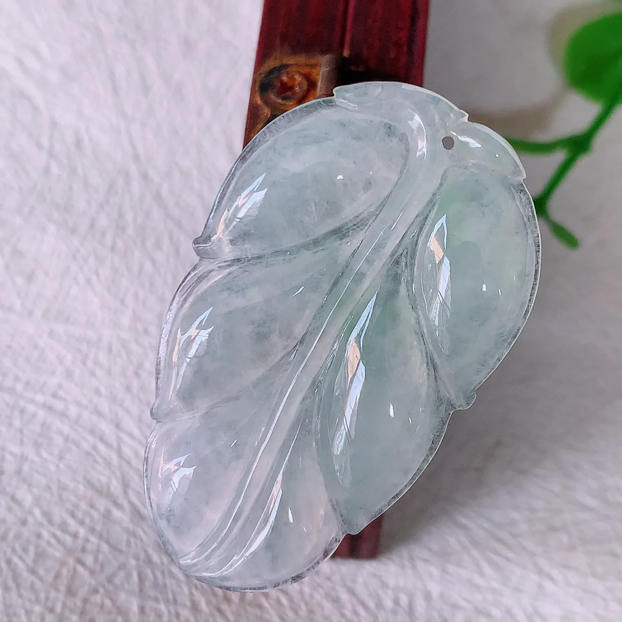 自然光实拍，冰种飘花翡翠事业有成叶子吊坠，莹润且起胶，叶子清秀优雅，佩戴大业有成！#57.13