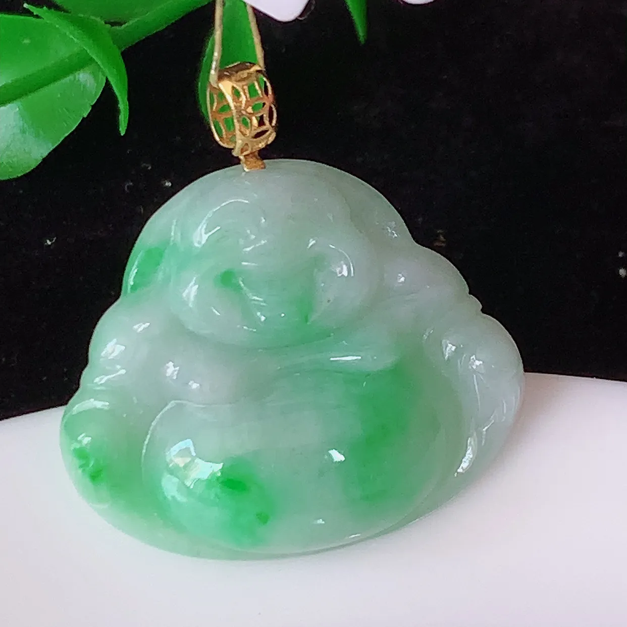 18K金镶嵌冰润飘绿翡翠佛公吊坠，玉质细腻，时‮大尚‬方，款式经典，佩戴优雅高贵上档次！#35.13
