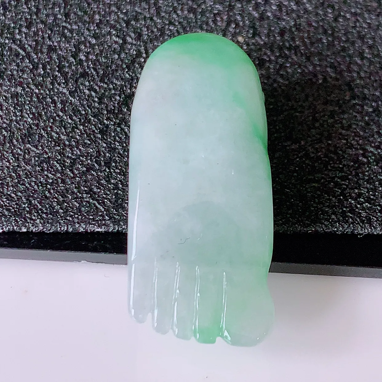 自然光实拍，冰润翡翠吊坠，种老水足，雕工精湛 ，寓意美好，佩戴时尚出众！#87.13