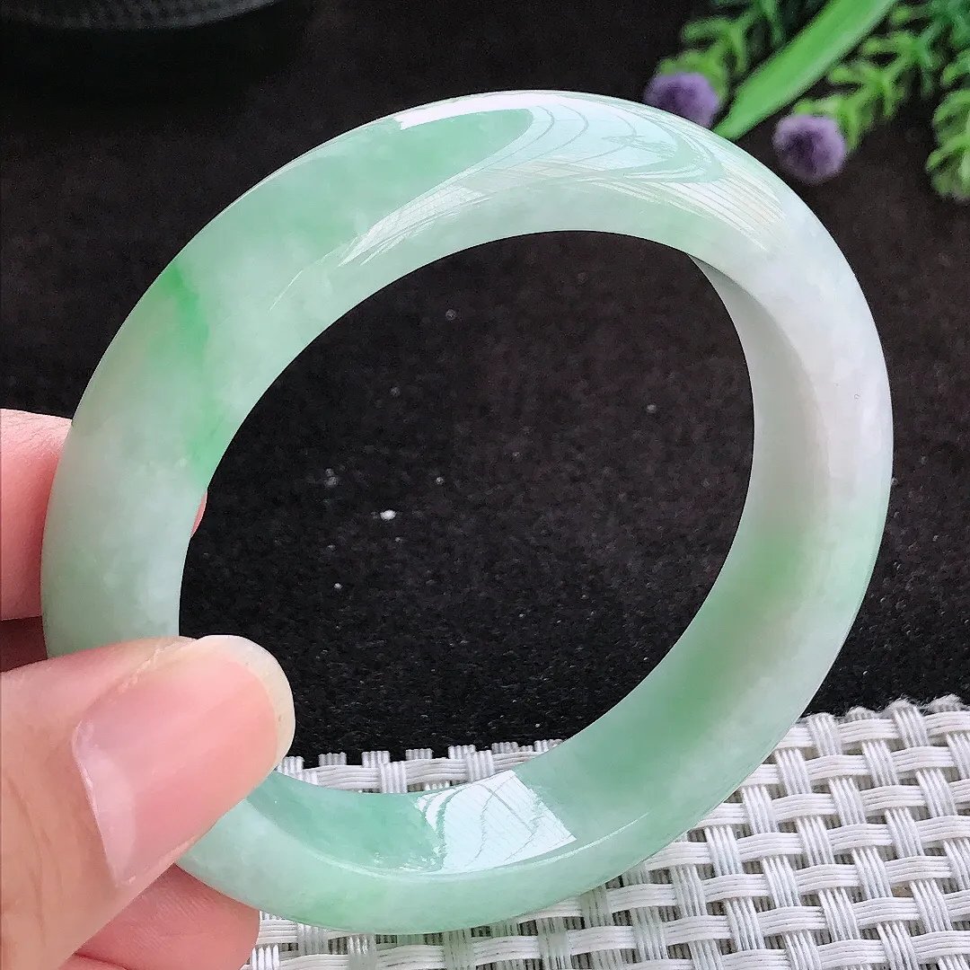 自然光55/13.7/8.8老坑精美温润飘绿手镯玉镯子美人镯手环