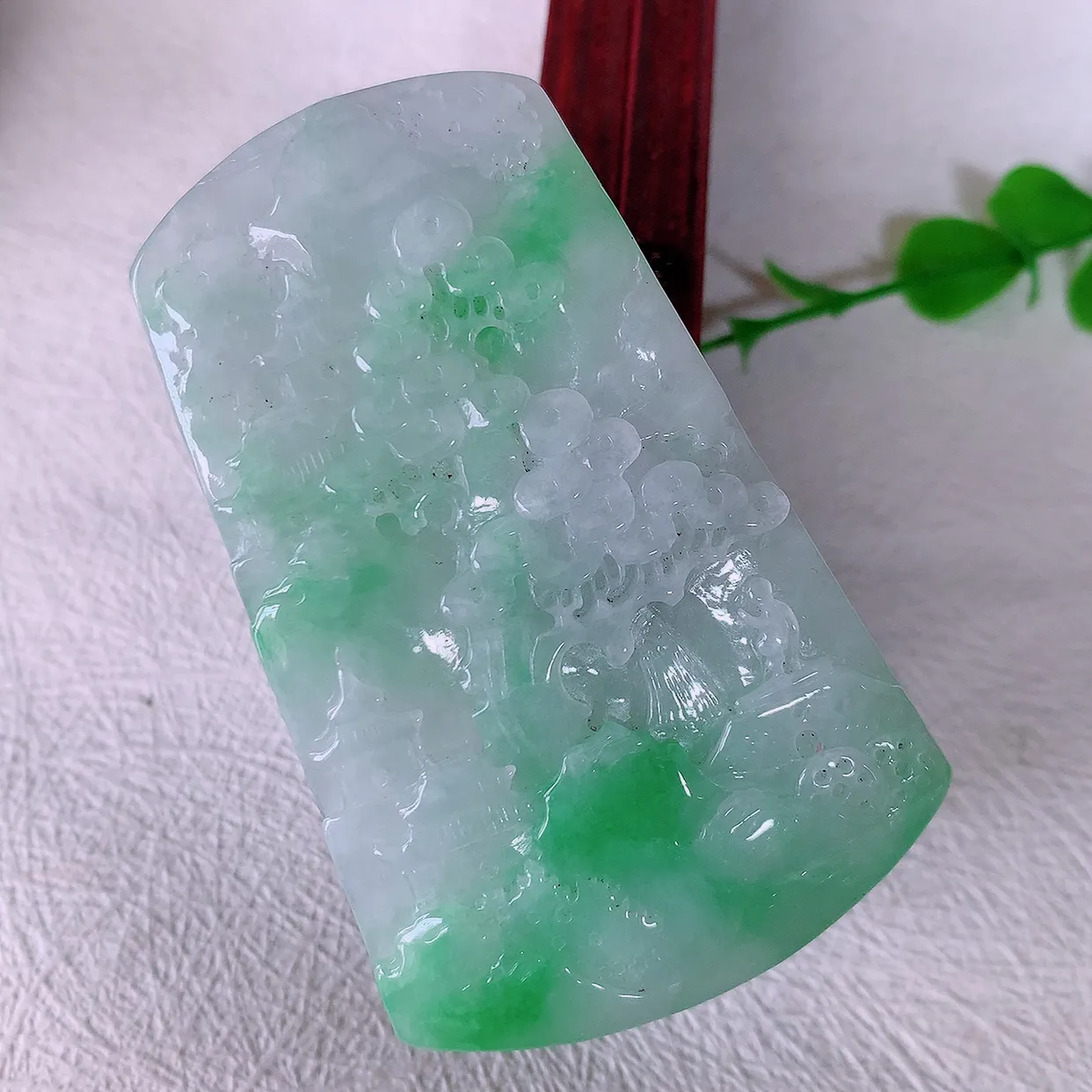 自然光实拍，冰润飘绿山水牌吊坠，翡翠山水，立体生动形象，山水素材布局合理，意境感佳，佩戴上身效果更高贵 #57.13