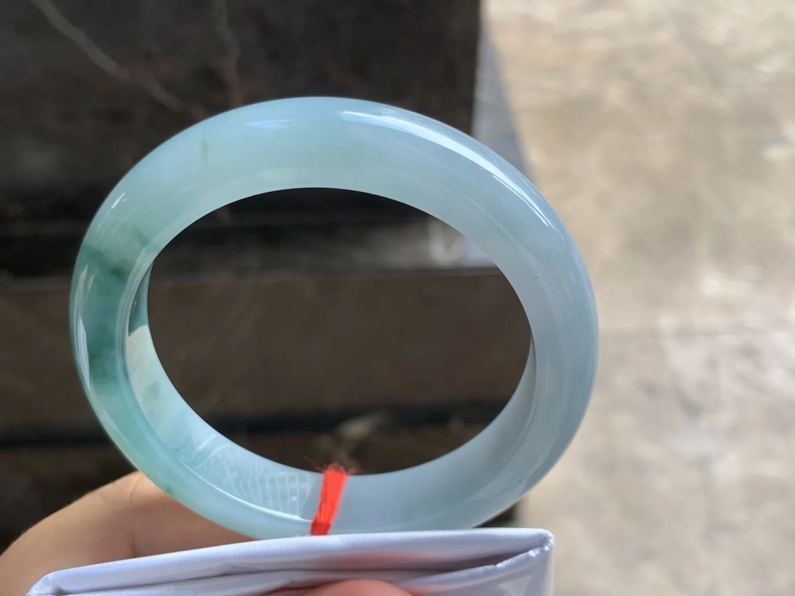 57-11.8-9.2mm
糯冰飘花手镯 底子细腻干净 水润