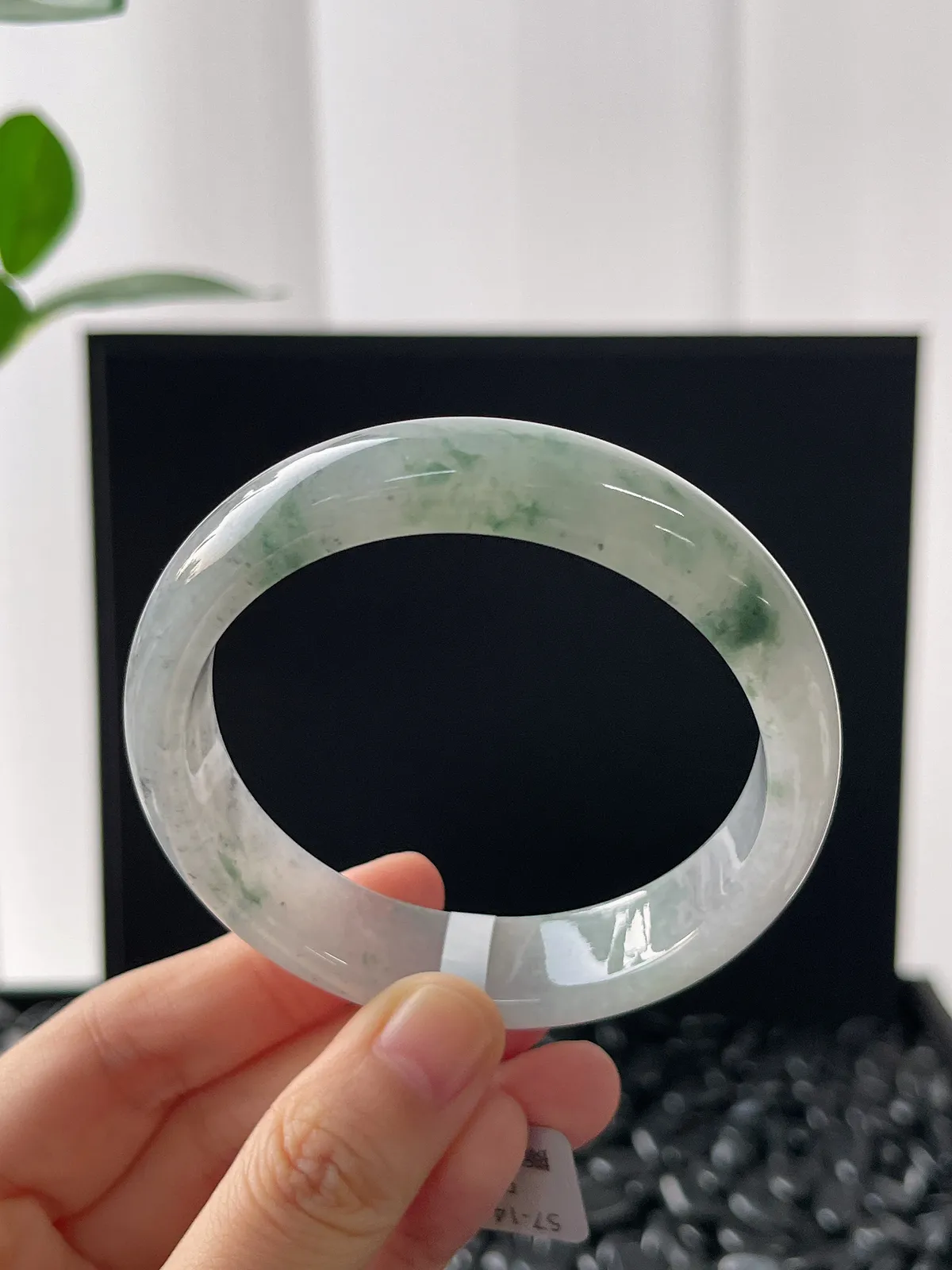 正圈57圈口，翡翠冰糯飘绿手镯