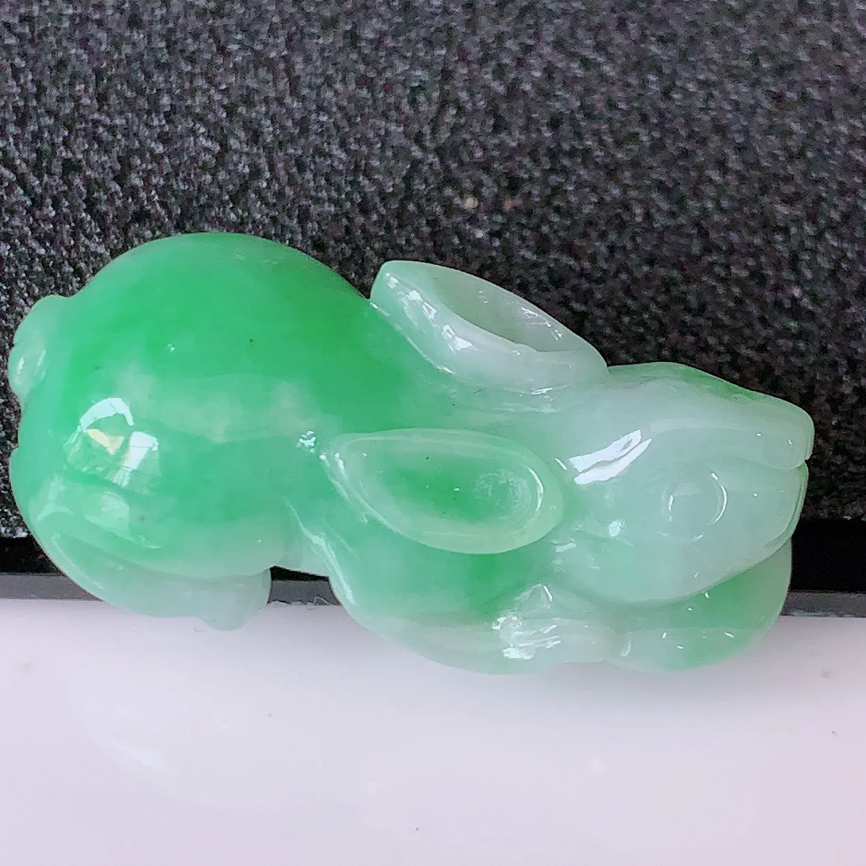 自然光实拍，冰润飘绿翡翠生肖兔吊坠，种老水足，雕工精湛 ，寓意美好，佩戴时尚出众！#87.13
