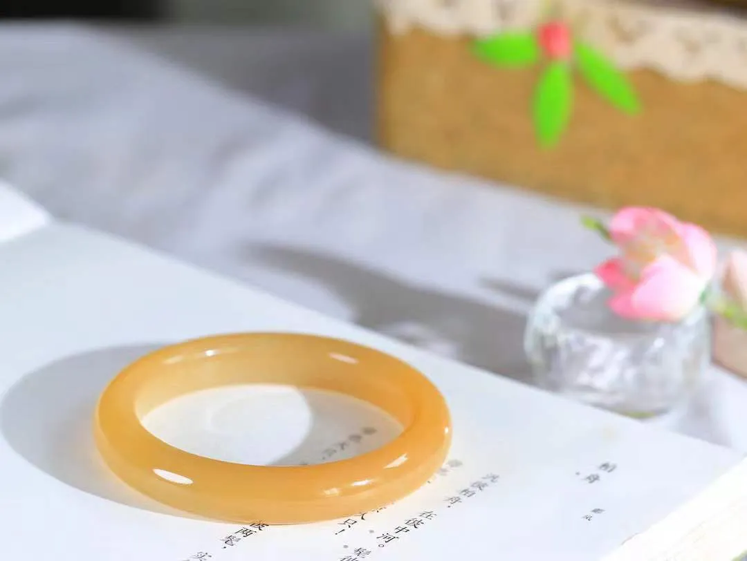 【暖玉生香·手镯】

精品️和田玉糖玉手镯，质地油润细腻，色泽高贵典雅，镯型古朴典雅。在诗情画意的