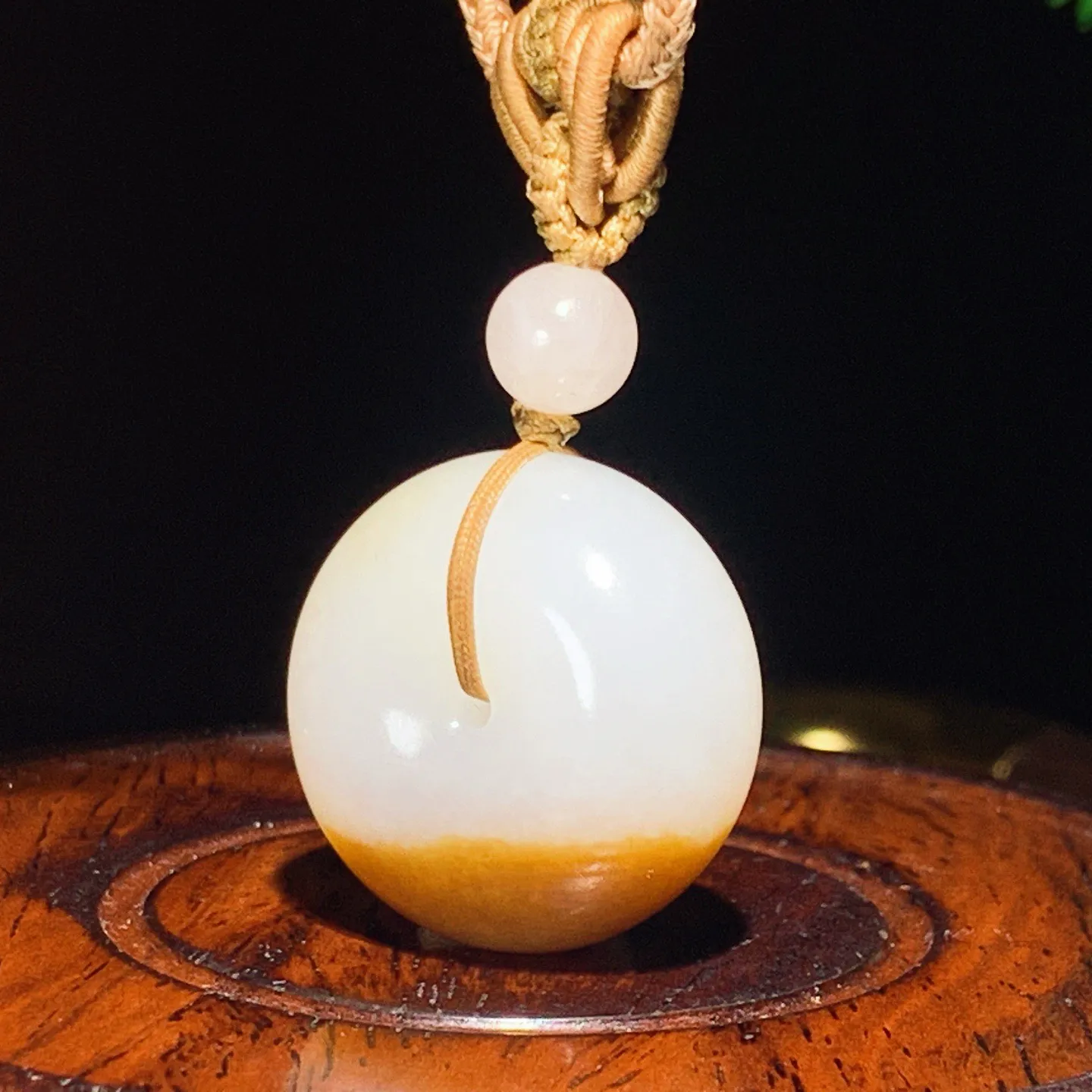 新疆和田玉羊脂白玉且末糖平安扣挂件。尺寸27/15重21.5克 玉质细腻油润 底色纯净 脂粉好，品质好。lt251013