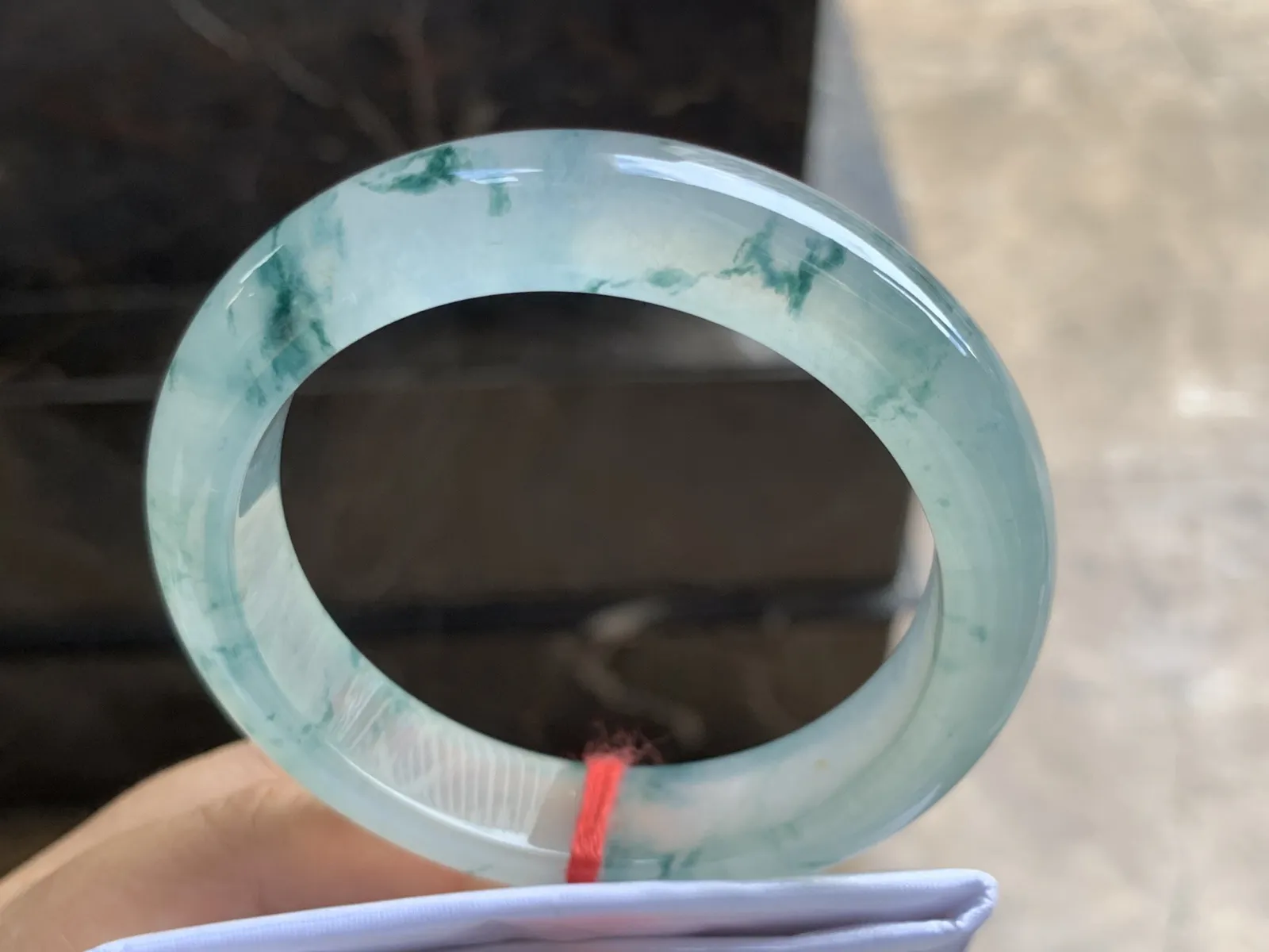 55.5-2.6-8.6mm
冰种飘花手镯 冰透起光 花色灵动