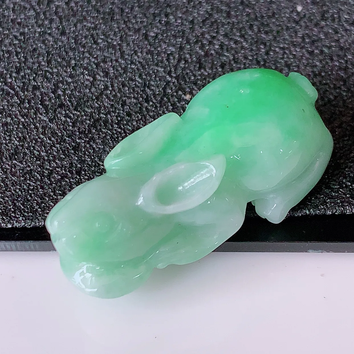 自然光实拍，冰润飘绿翡翠生肖兔吊坠，种老水足，雕工精湛 ，寓意美好，佩戴时尚出众！#87.13