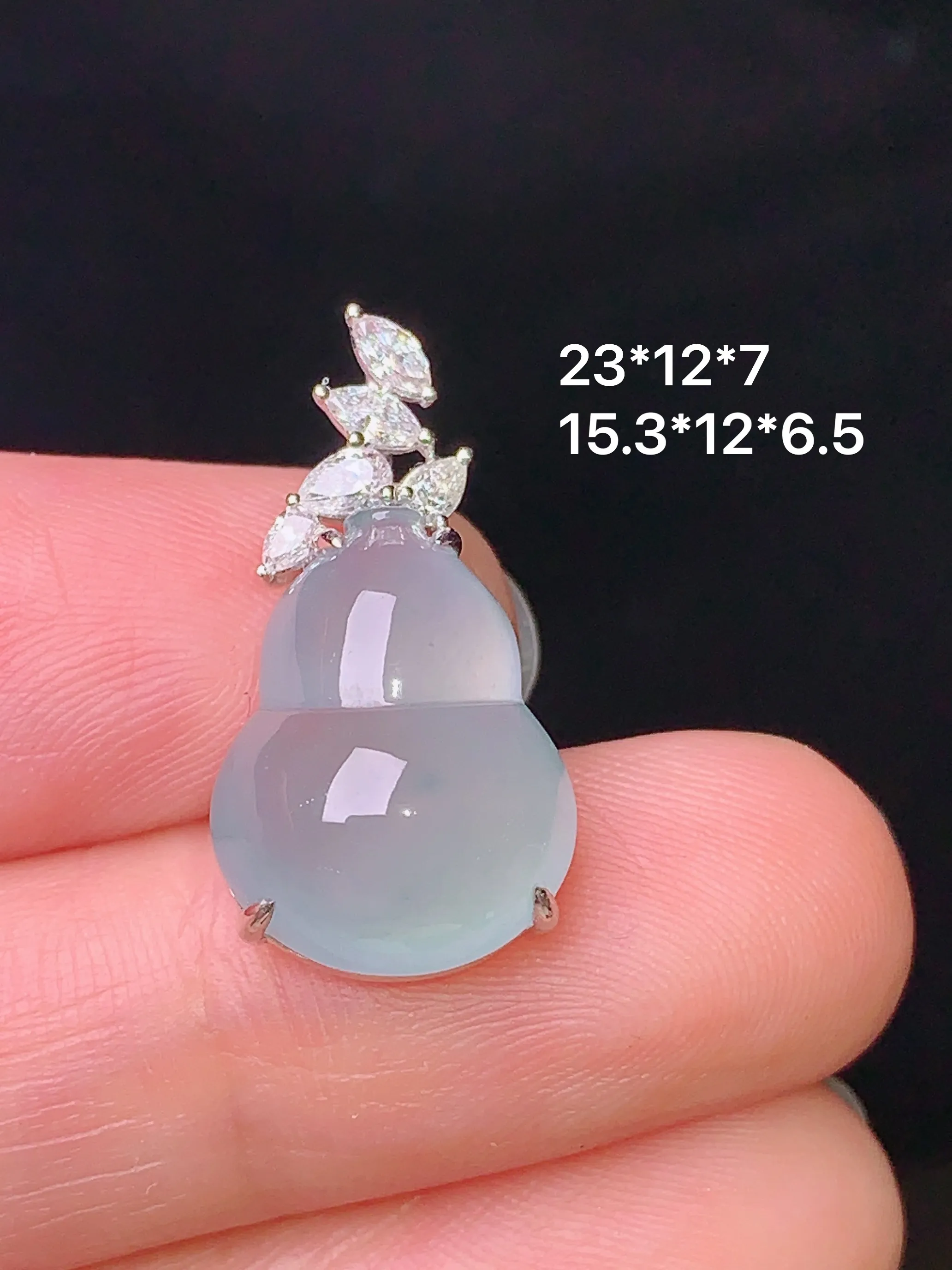 18k金钻镶嵌冰种葫芦吊坠 玉质细腻 色泽清新艳丽 整体尺寸23*12*7
