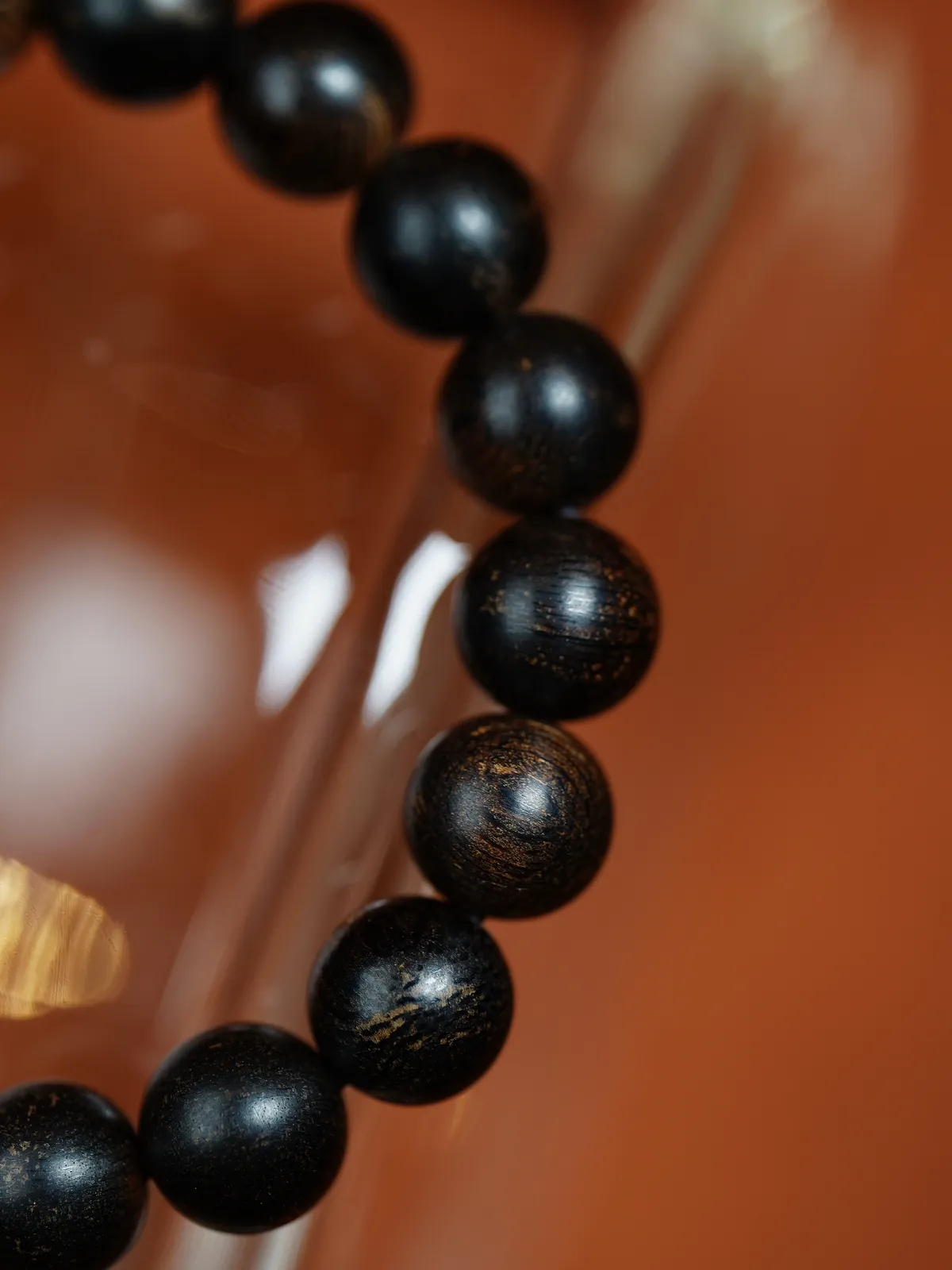 【达拉干黑棋沉水·10mm】12.3 克

星洲霸主达拉干油脂凝如墨玉，质地细腻油润，
香韵初闻是清冽通透的凉意，带着强劲的穿透力，瞬间驱散沉闷、提神醒脑；紧接着，醇厚绵密的奶香从凉意中缓缓漫出，裹挟着温润的脂感，与凉意达成奇妙平衡，柔而有质；尾调则是沉稳的木质香交织着清甜，间或萦绕着一丝若有似无的花香，层次丰富却交融得浑然天成，每一次呼吸都是嗅觉的奢享。

佩于腕间香韵婉转绵长，是老香客心中“对味”的标准答案，藏着懂行人才懂的细节讲究。收于锦盒，是时光沉淀的收藏底气，更是能代代相传的温润念想。