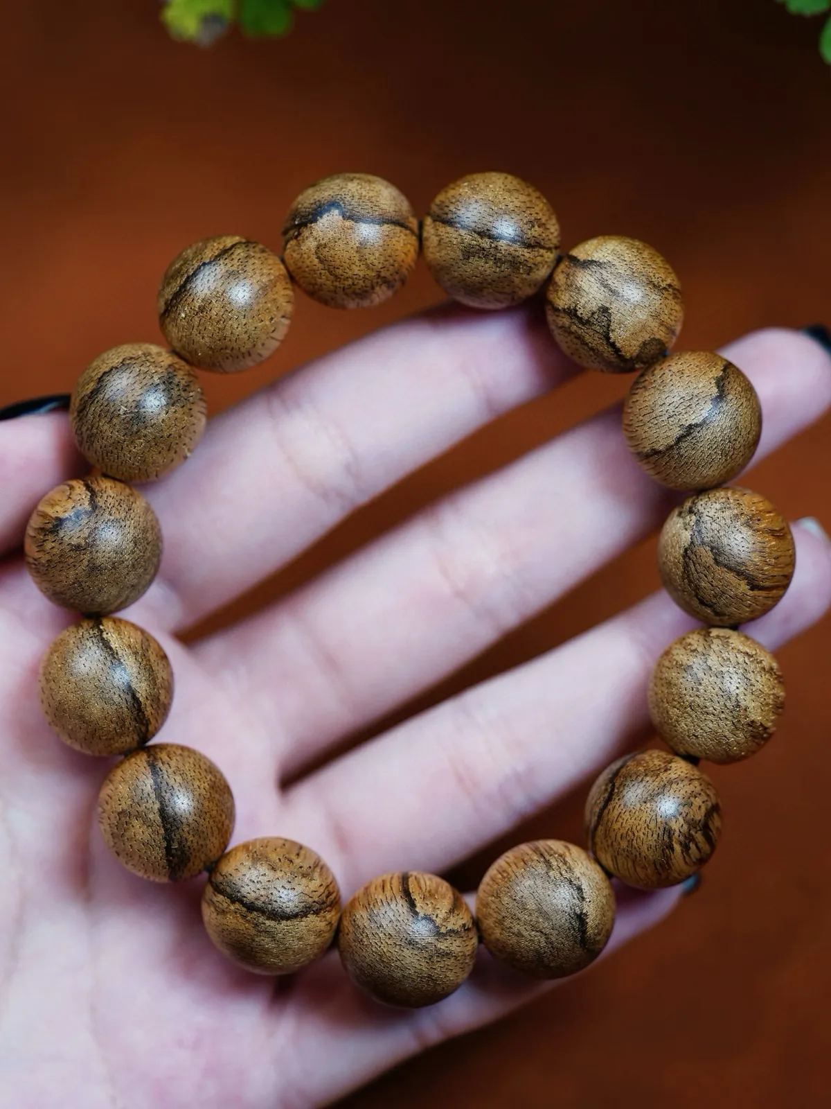 【泰国登流眉·15mm】15 克
褐黄与深棕交织的肌理间，油脂如蜜般凝润，藏着登流眉沉香独有的古雅气