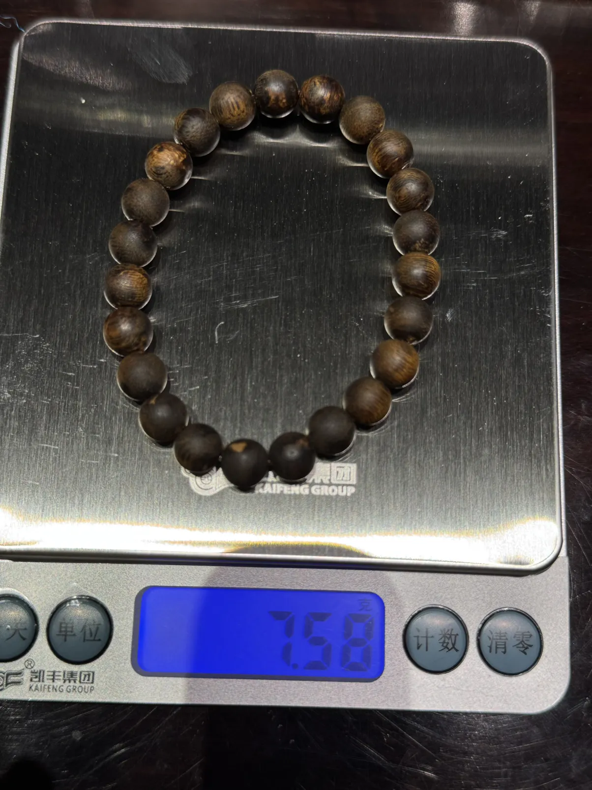 【越南芽庄白奇楠沉水·8mm】7.58 克

甄选奇楠沉水老料，油脂丰腴如凝脂，珠体圆润饱满，恰如将万千香韵凝于方寸，颗颗莹润中透着岁月淬炼的温润光泽。
香韵初绽便是清冽如泉，带着直抵心魂的穿透力，瞬间唤醒沉寂的感官；继而蜜甜裹挟着花香层层漫溢，似有晨露轻拂过繁花，温润中透着沁骨的馥郁；尾调沉淀出绵柔奶香，混着一丝若有若无的回甘，凉与甜交织，浓与淡相济，变化间藏着无尽灵动，过鼻难忘，余韵绕腕不散。
佩戴间，既有指尖触到的温润，也有鼻息萦绕的香魂，是日常相伴的静心之物，是可触碰的香道传奇，是“三生有幸，方遇奇楠”的生动注脚，更是可传世的香中瑰宝！