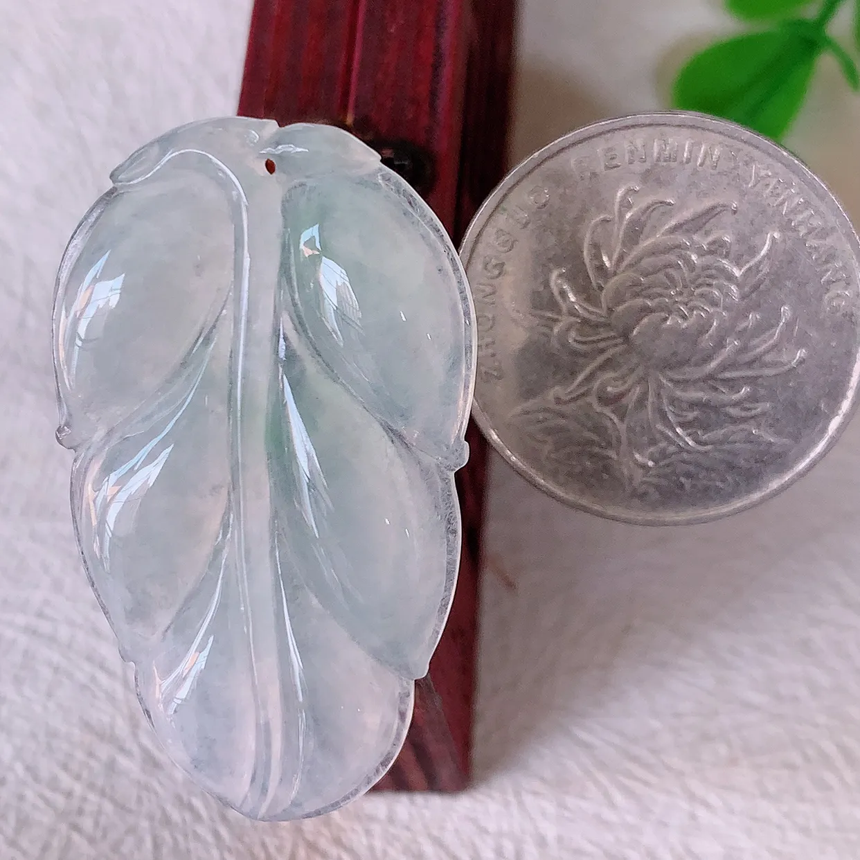 自然光实拍，冰种飘花翡翠事业有成叶子吊坠，莹润且起胶，叶子清秀优雅，佩戴大业有成！#57.13