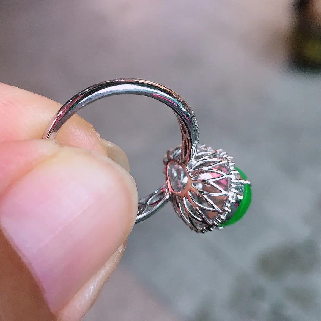阳绿葫芦戒指，色泽均匀艳丽，玉质细腻，荧光感超
强，饱满圆润，尽显优雅气质，18k
金豪华镶嵌