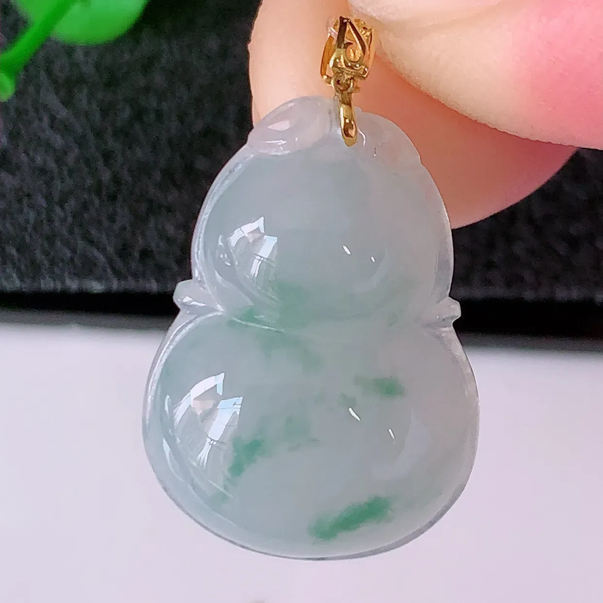 18K金镶嵌冰种飘花翡翠葫芦吊坠，葫芦寓意福禄双全，财源滚滚，佩戴效果优雅迷人！#49.13