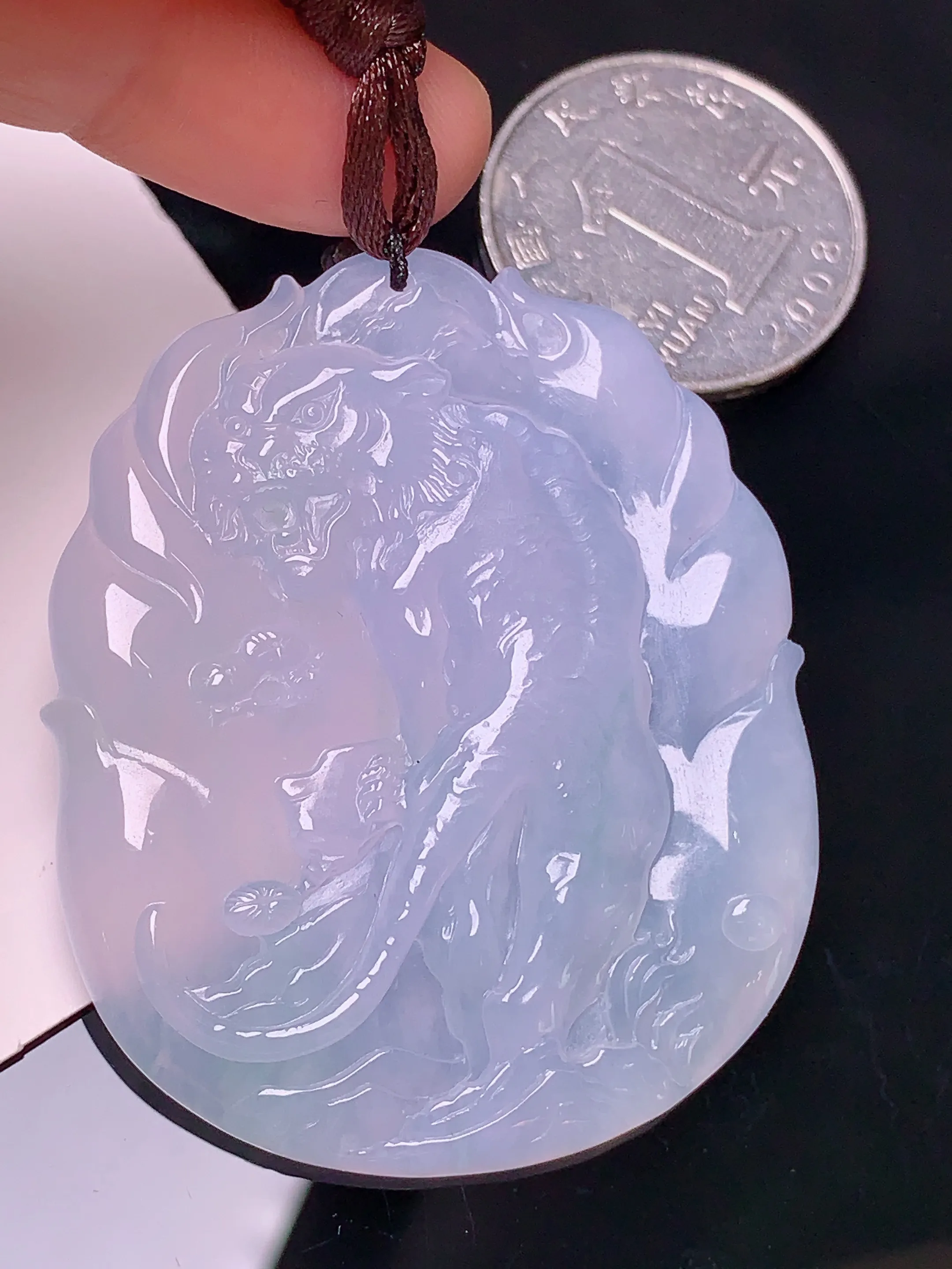 冰种生肖虎吊坠 玉质细腻 色泽清新艳丽 整体尺寸50.8*42.5*6