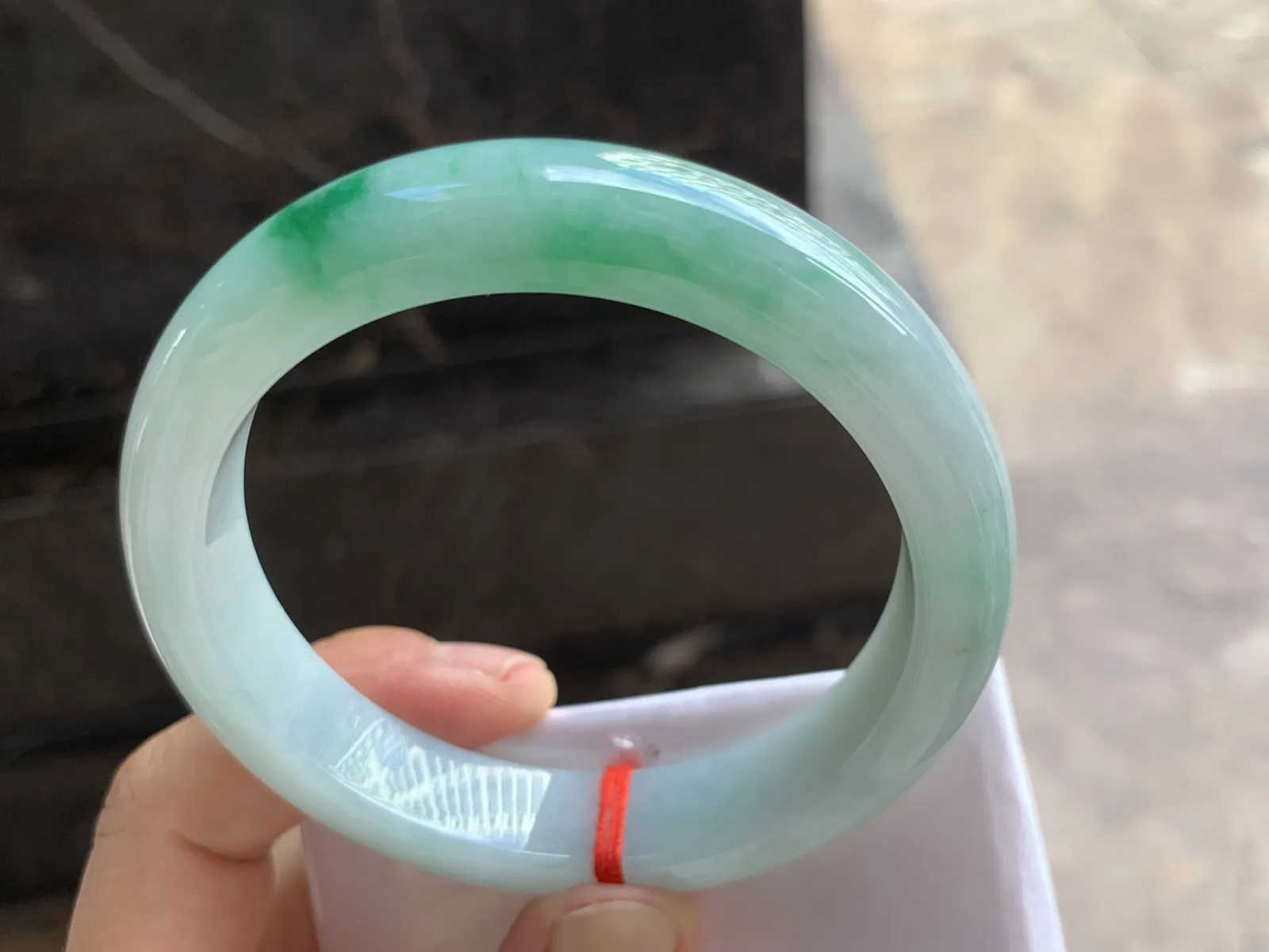 58-12.8-9.2mm
带色手镯 底子细腻干净 一抹绿很漂亮