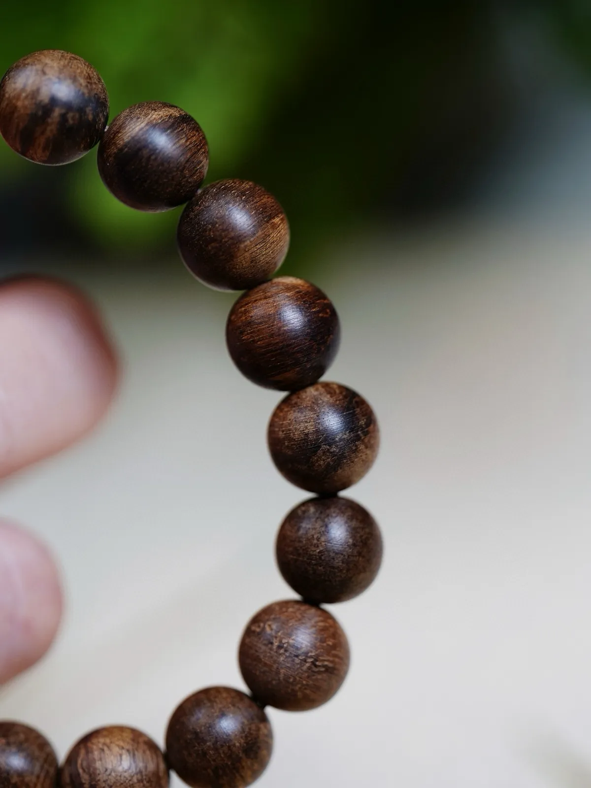 【达拉干沉水·10mm】11.6 克
精选老料，油脂饱满，触之温润如脂，光线下漾着琥珀般的内敛光泽。
香韵初闻是清冽穿喉的凉意，像山涧清泉破石而出，瞬间驱散沉闷，醒脑提神；转瞬，醇厚奶香自凉意中漫溢，带着脂感的绵密厚重，与清冽交织出奇妙平衡，温柔里透着沉稳；尾调里，木质的沉静与甘甜渐显，偶尔掠过一丝若有似无的花香，层次丰富，沁人心脾。
它低调得恰到好处，却在细微处藏着懂行人才识得的讲究——是腕间静静流淌的雅意，亦是时光慢慢沉淀后，馈赠予人的一缕暗香。