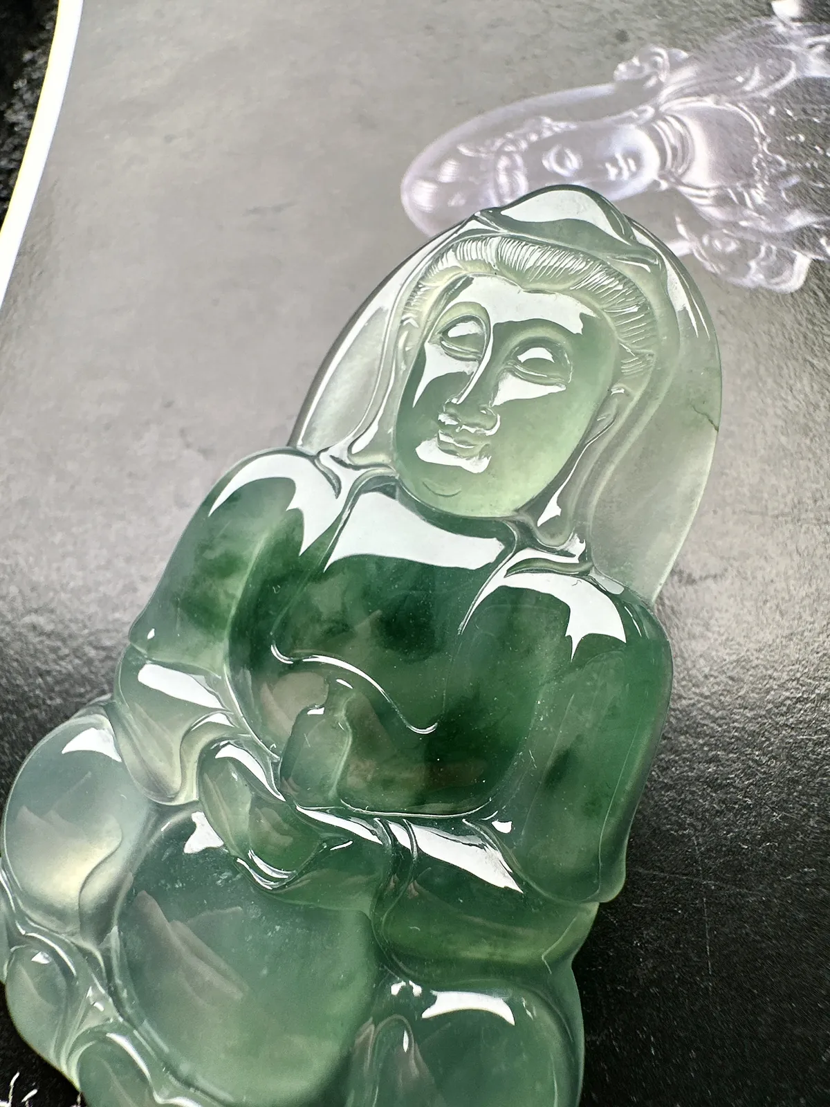 【冰种飘花观音】质地细腻，通透度上佳，冰感十足，适合佩戴