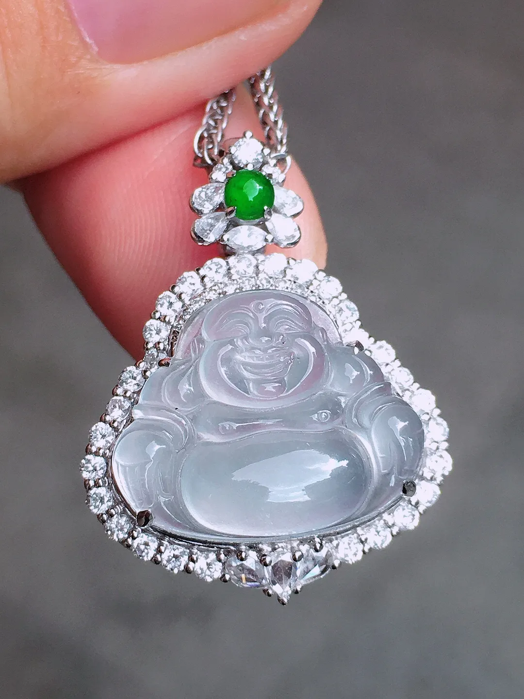 冰种佛公吊坠，玉质细腻，荧光感超
强，饱满圆润，尽显优雅气质，18k
金豪华镶嵌