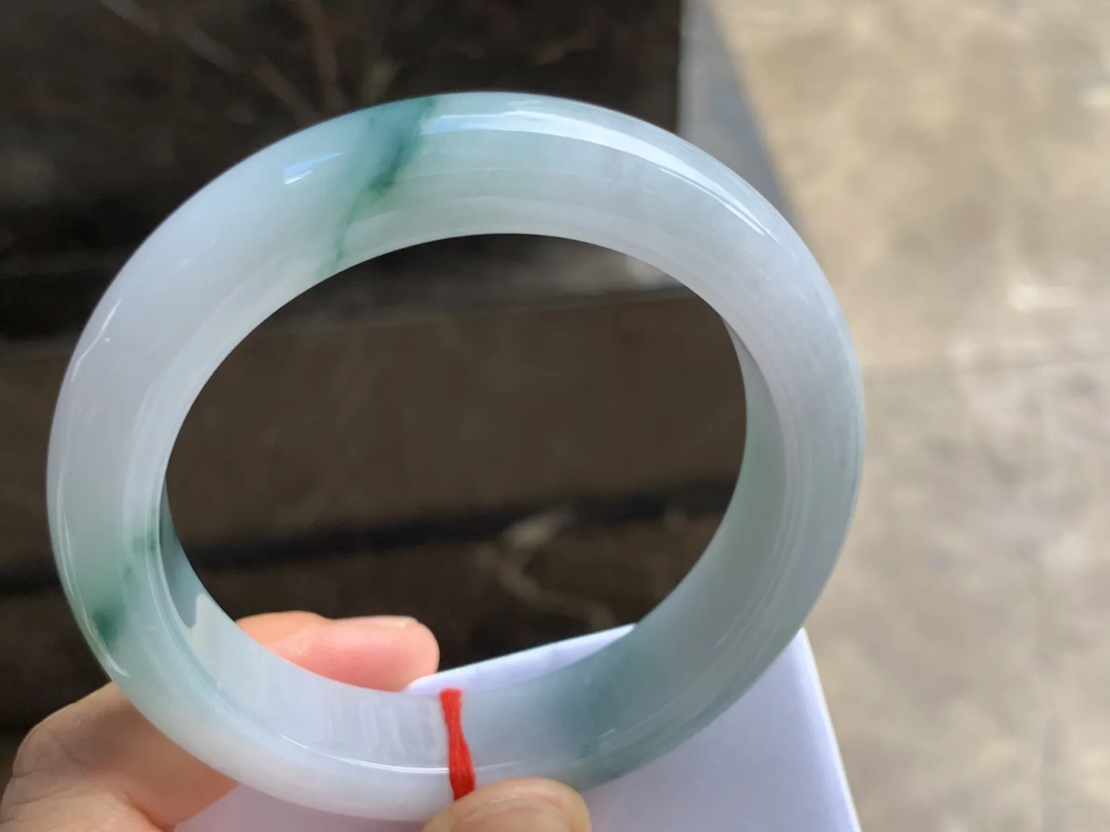 56-13-9.8mm
糯冰飘花手镯 底子细腻干净 花色漂亮