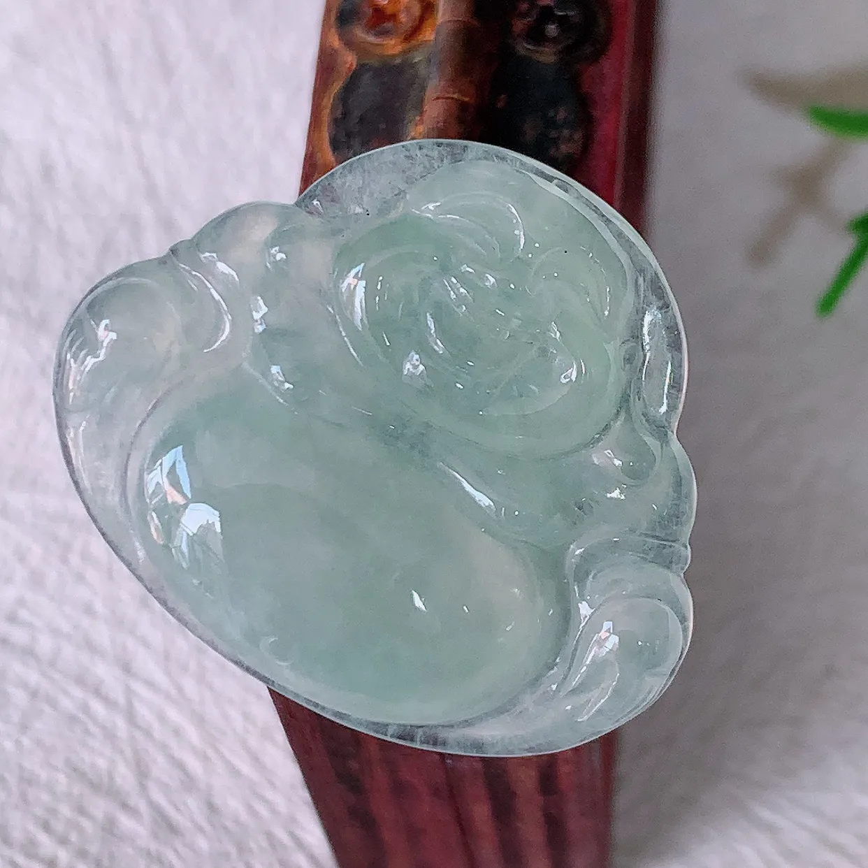 自然光实拍，冰种翡翠佛公，水灵起胶，翠色迷人，佛公在心中，一生平安，饱满圆润，开怀大笑佛公，配戴灵气