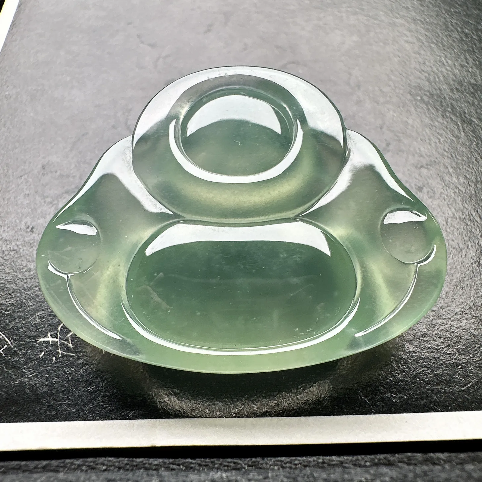 【冰种晴底佛公吊坠】种水上乘，晶莹剔透，纯净通透，莹光感很强。