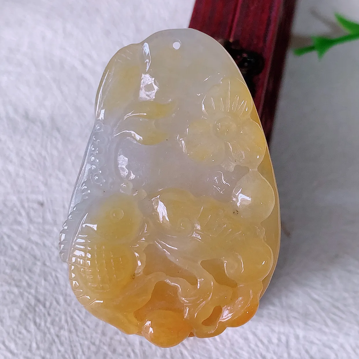 自然光实拍，冰黄翡双彩翡翠荷叶鱼、和和美美玉坠，财源广进，自然隐逸、荷本是素不着尘之物，有和美之寓意。#57.13