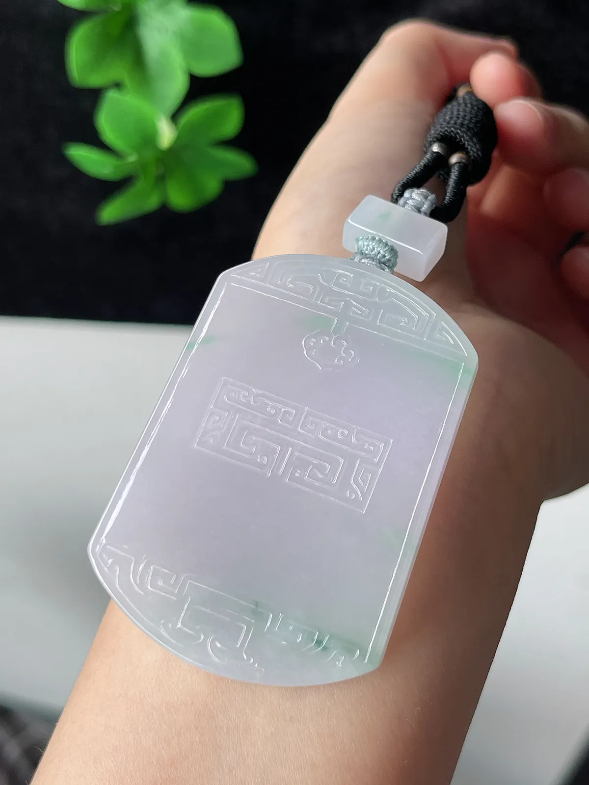 翡翠飘绿仿古无事牌吊坠