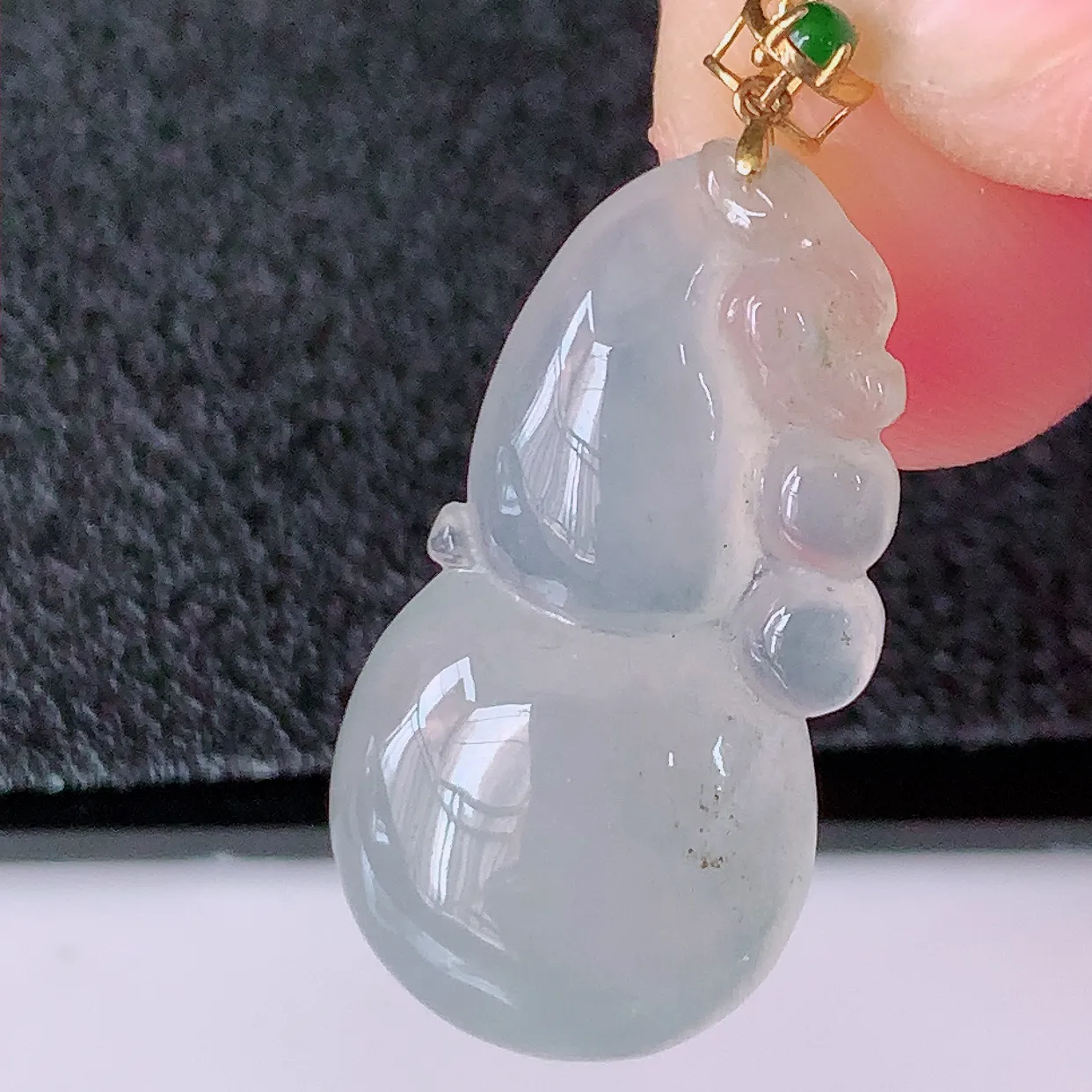 18K金镶嵌冰种翡翠葫芦吊坠，葫芦寓意福禄双全，财源滚滚，佩戴效果优雅迷人！#3.13