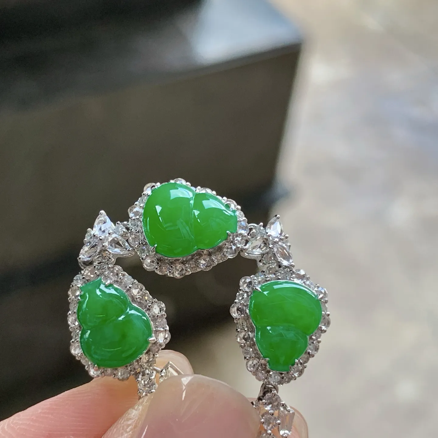 辣绿色葫芦手链^_^颜色鲜艳 玉质温润