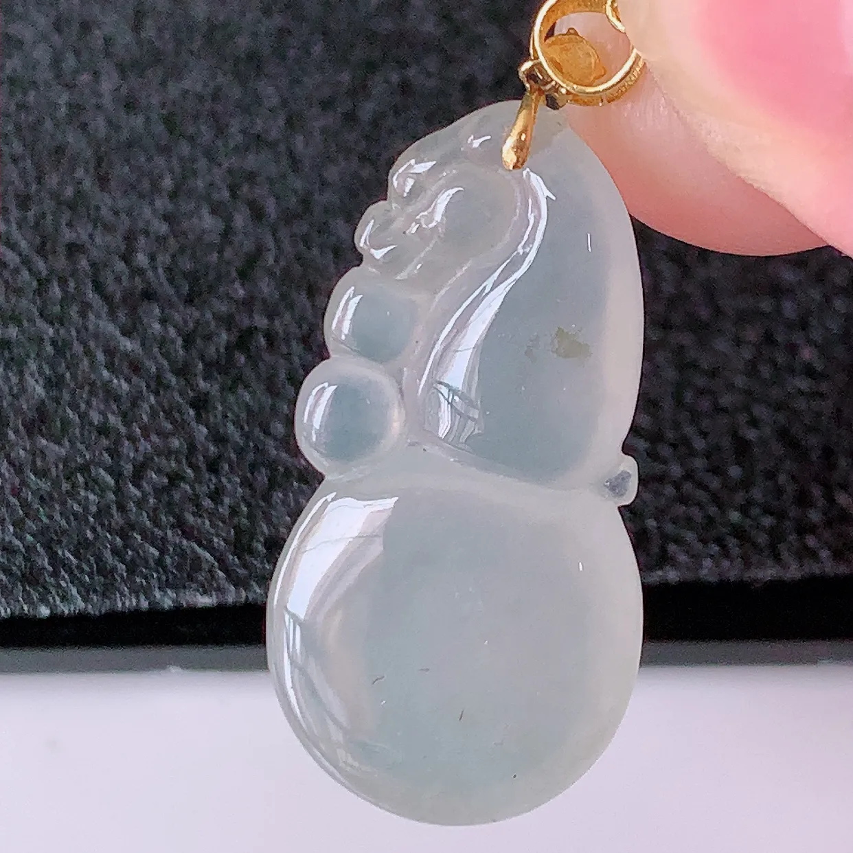 18K金镶嵌冰种翡翠葫芦吊坠，葫芦寓意福禄双全，财源滚滚，佩戴效果优雅迷人！#3.13