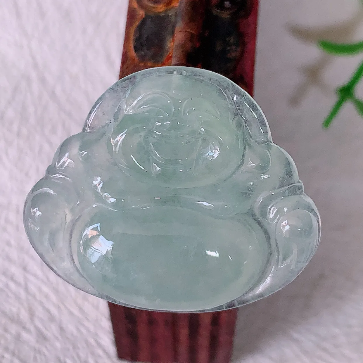 自然光实拍，冰种翡翠佛公，水灵起胶，翠色迷人，佛公在心中，一生平安，饱满圆润，开怀大笑佛公，配戴灵气十足！#57.13